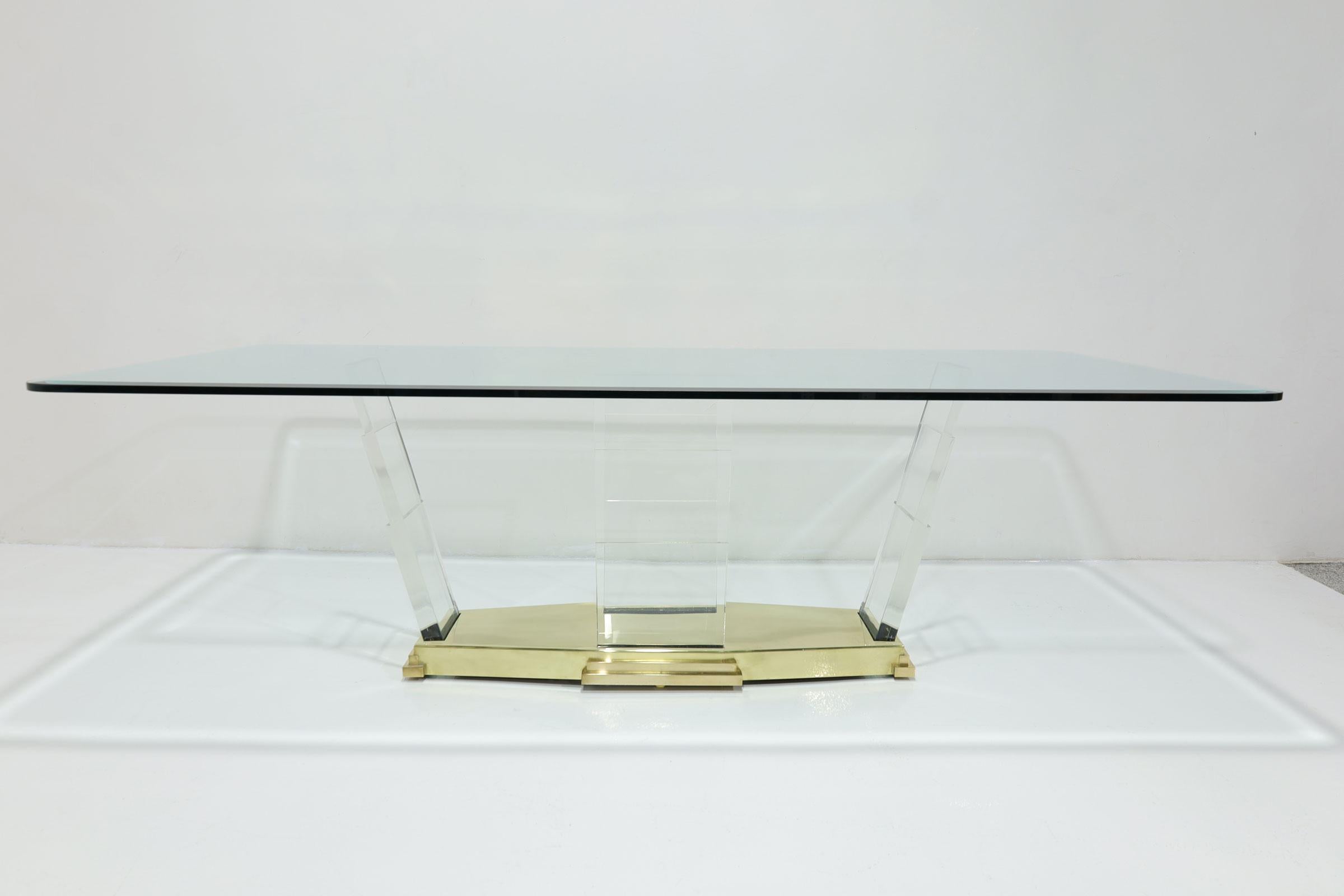 Table de salle à manger Lorin Marsh avec supports en lucite et base en laiton Bon état - En vente à Dallas, TX