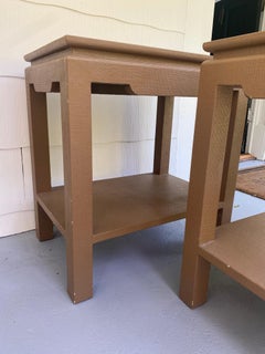 Coppia di tavolini in lino rivestiti in tela d'erba asiatica attribuita a Karl Springer