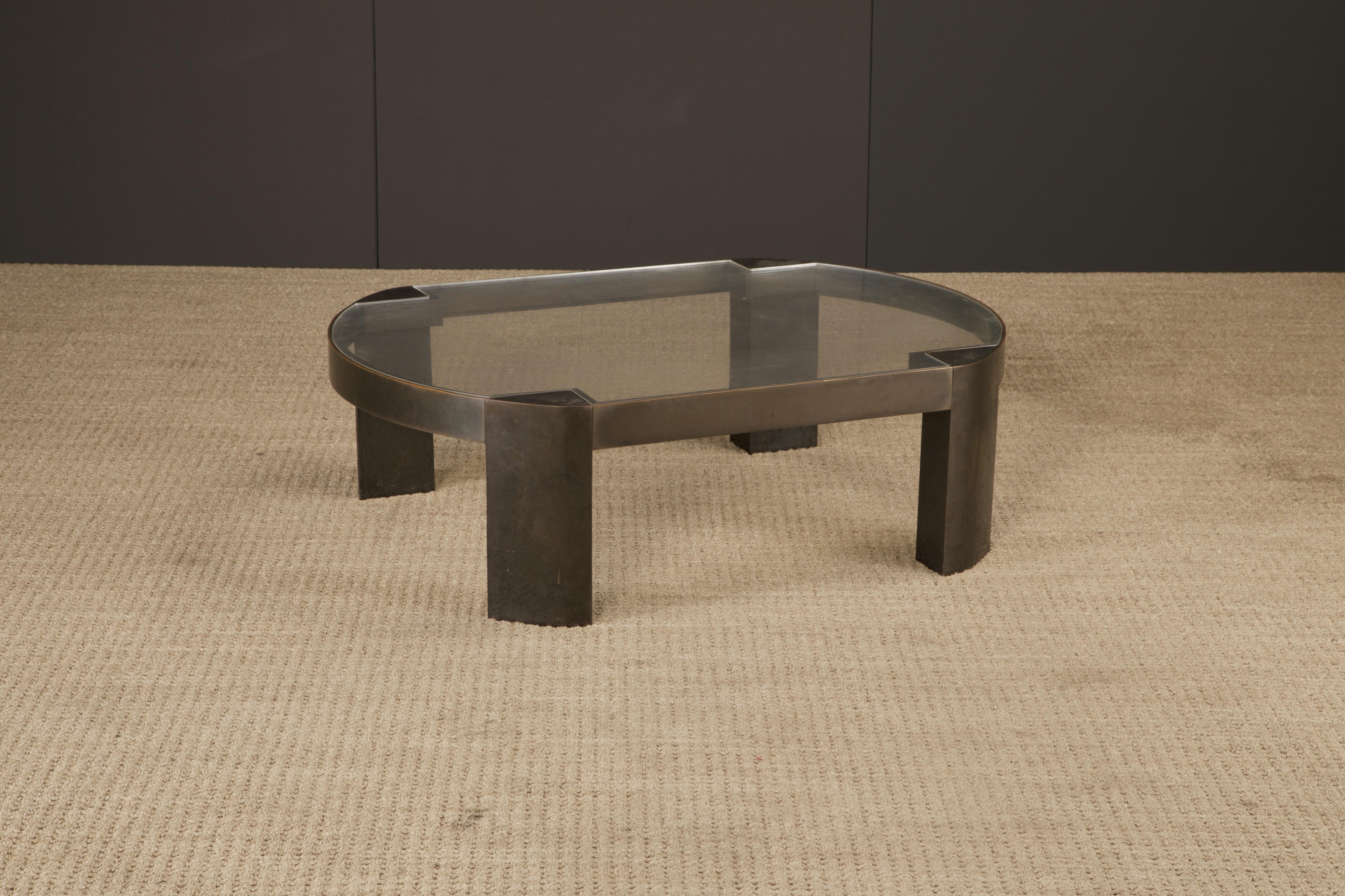 Mesa baja 'Banker' de Karl Springer en bronce patinado y lucita, años 70 en venta 3