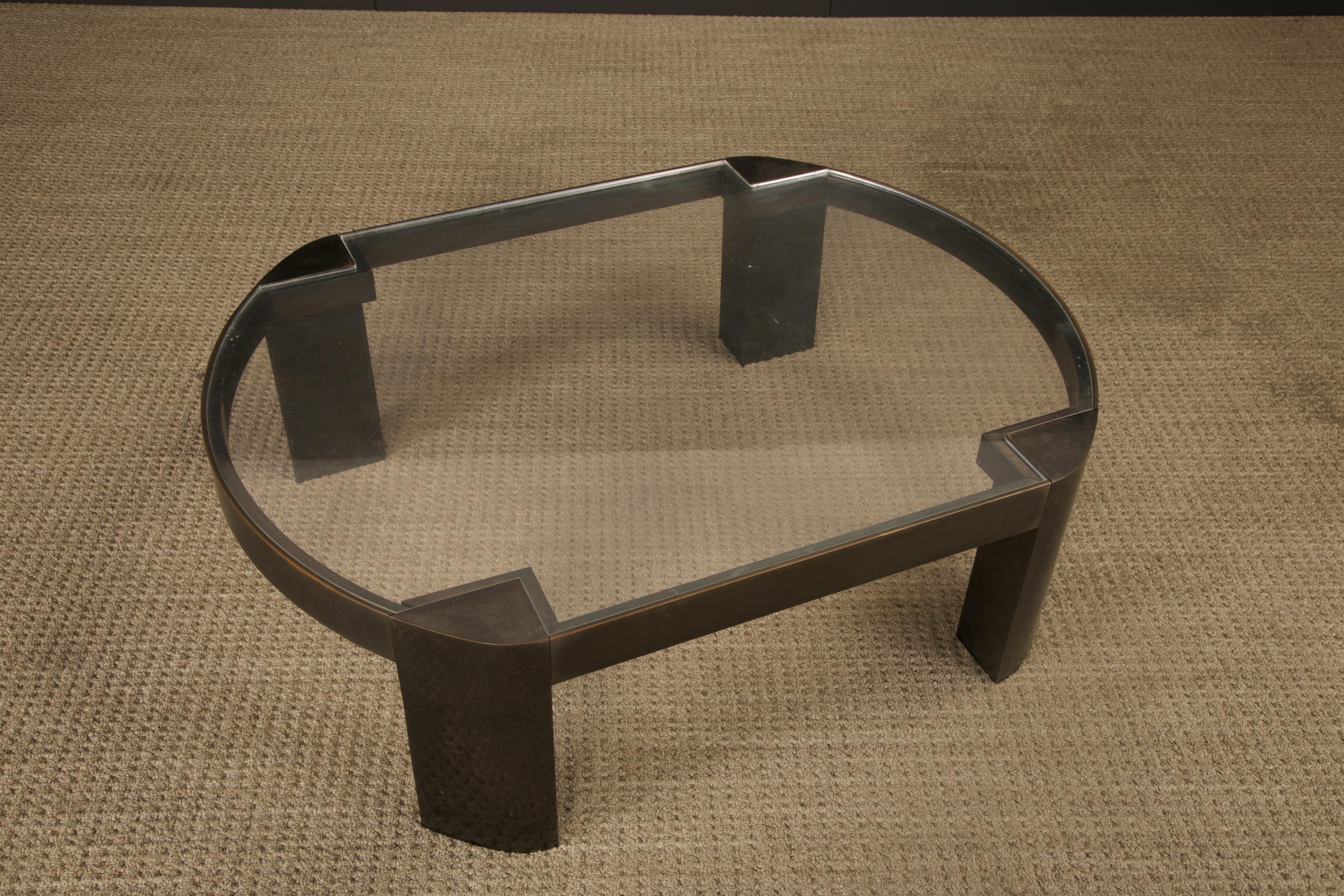 Mesa baja 'Banker' de Karl Springer en bronce patinado y lucita, años 70 en venta 4
