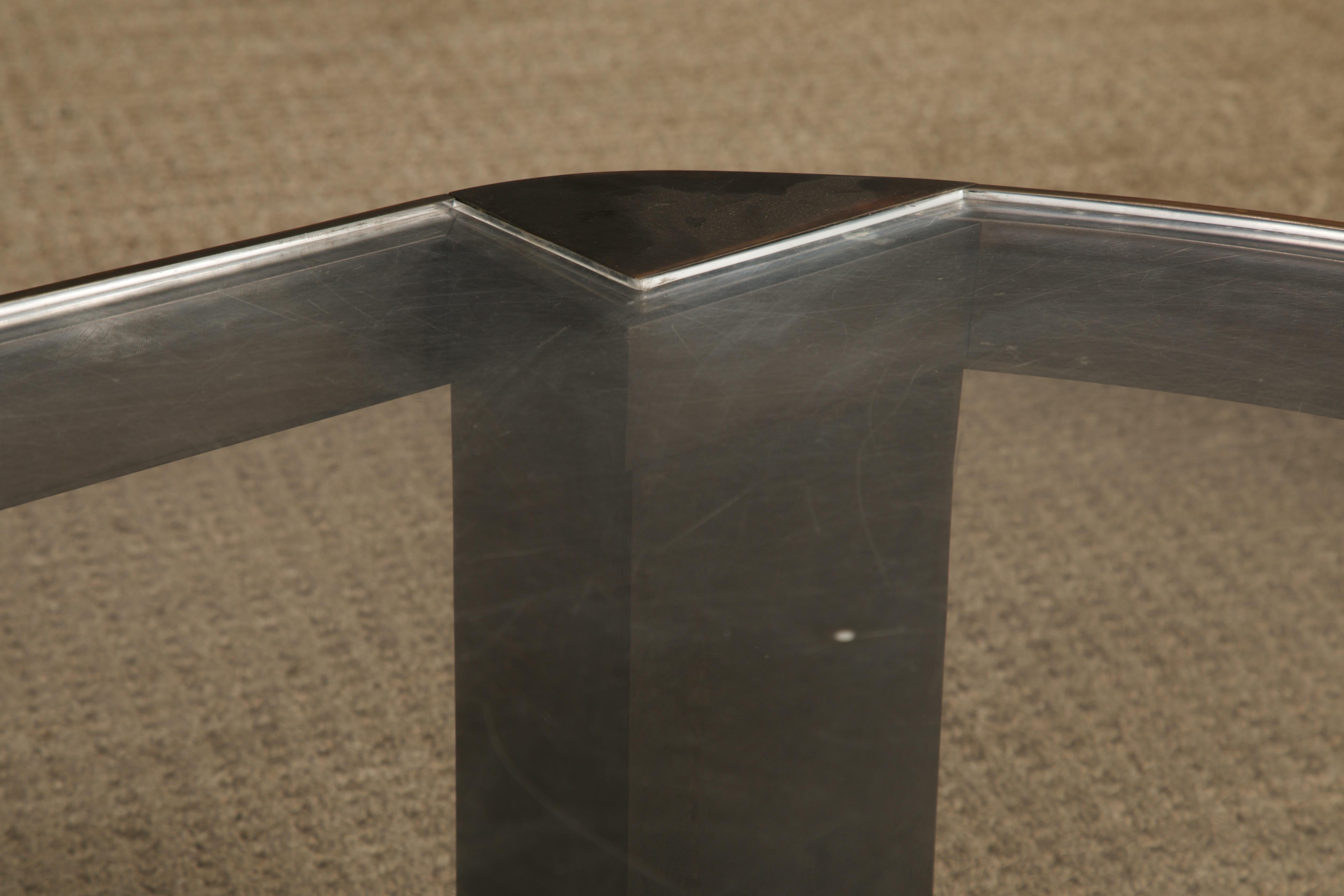 Mesa baja 'Banker' de Karl Springer en bronce patinado y lucita, años 70 en venta 5
