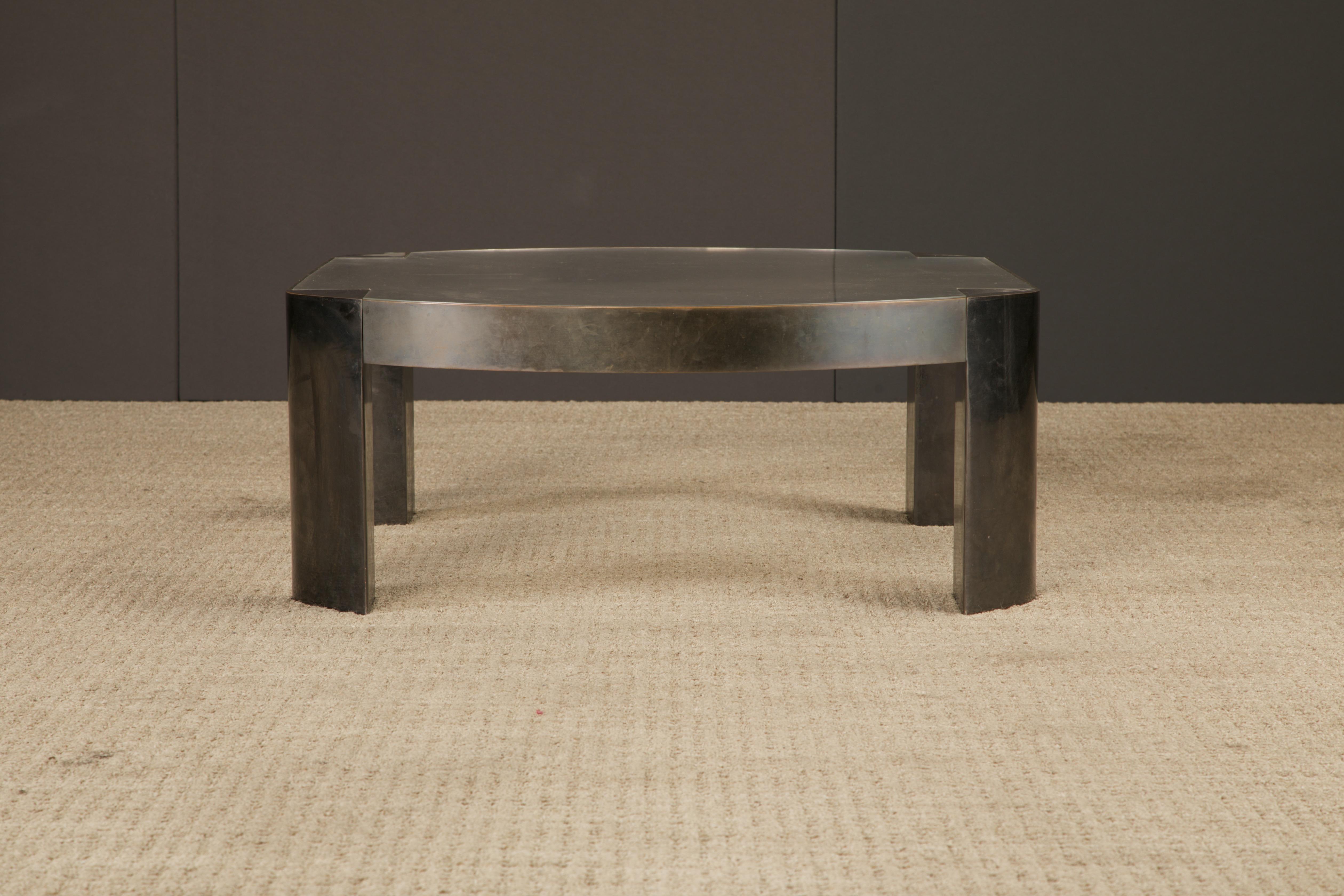 Mesa baja 'Banker' de Karl Springer en bronce patinado y lucita, años 70 en venta 6