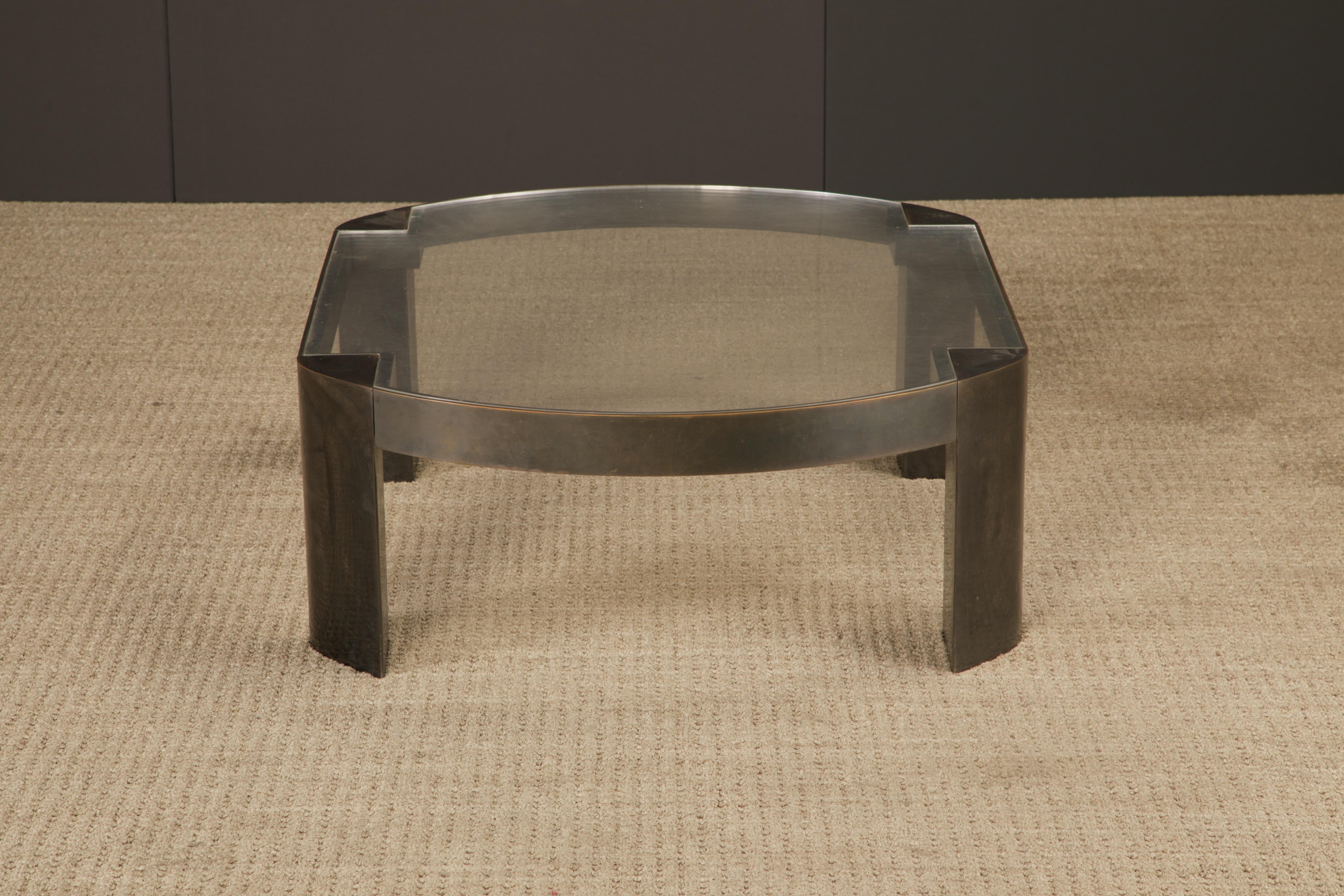 Mesa baja 'Banker' de Karl Springer en bronce patinado y lucita, años 70 en venta 7