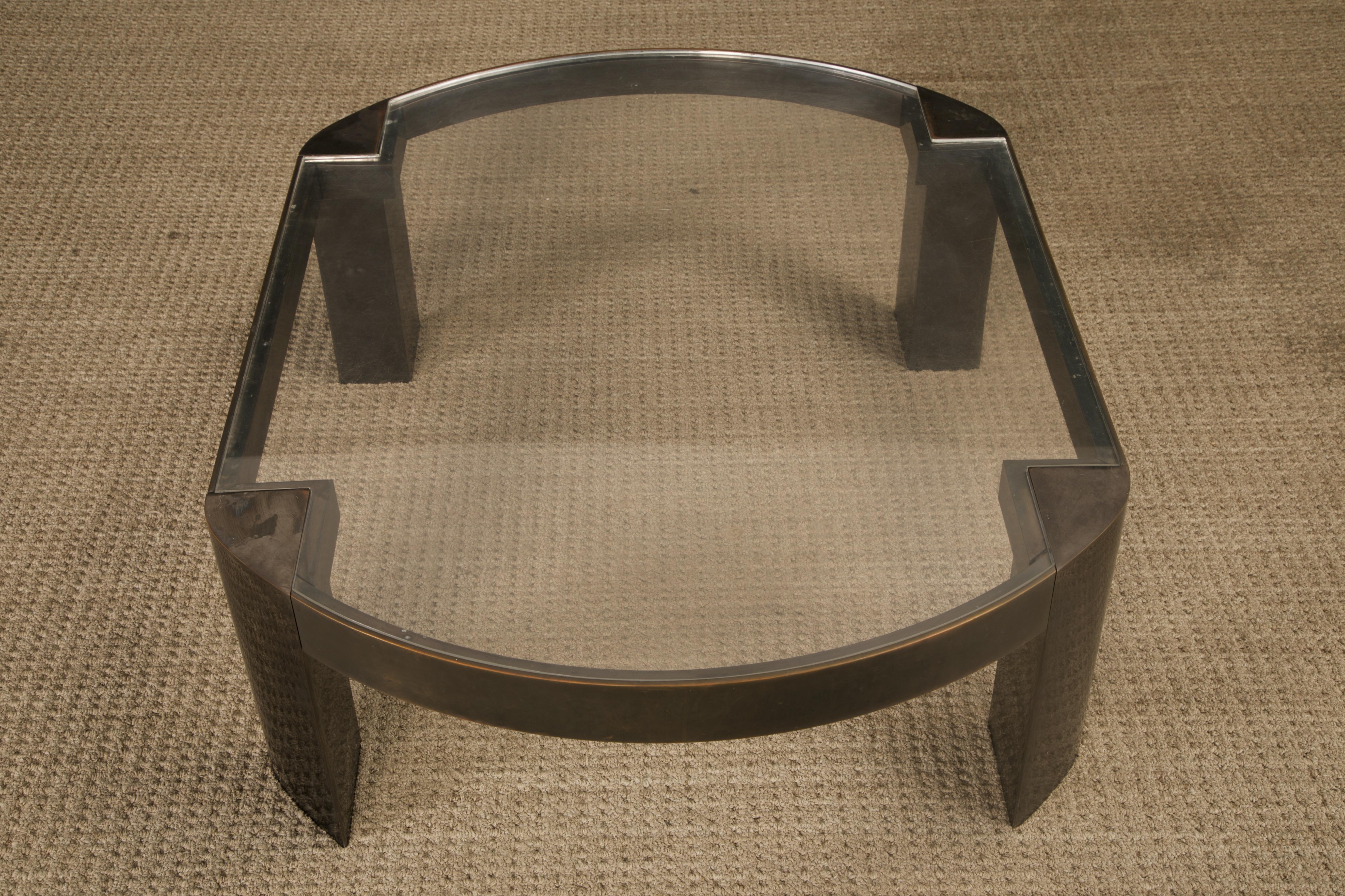 Mesa baja 'Banker' de Karl Springer en bronce patinado y lucita, años 70 en venta 8