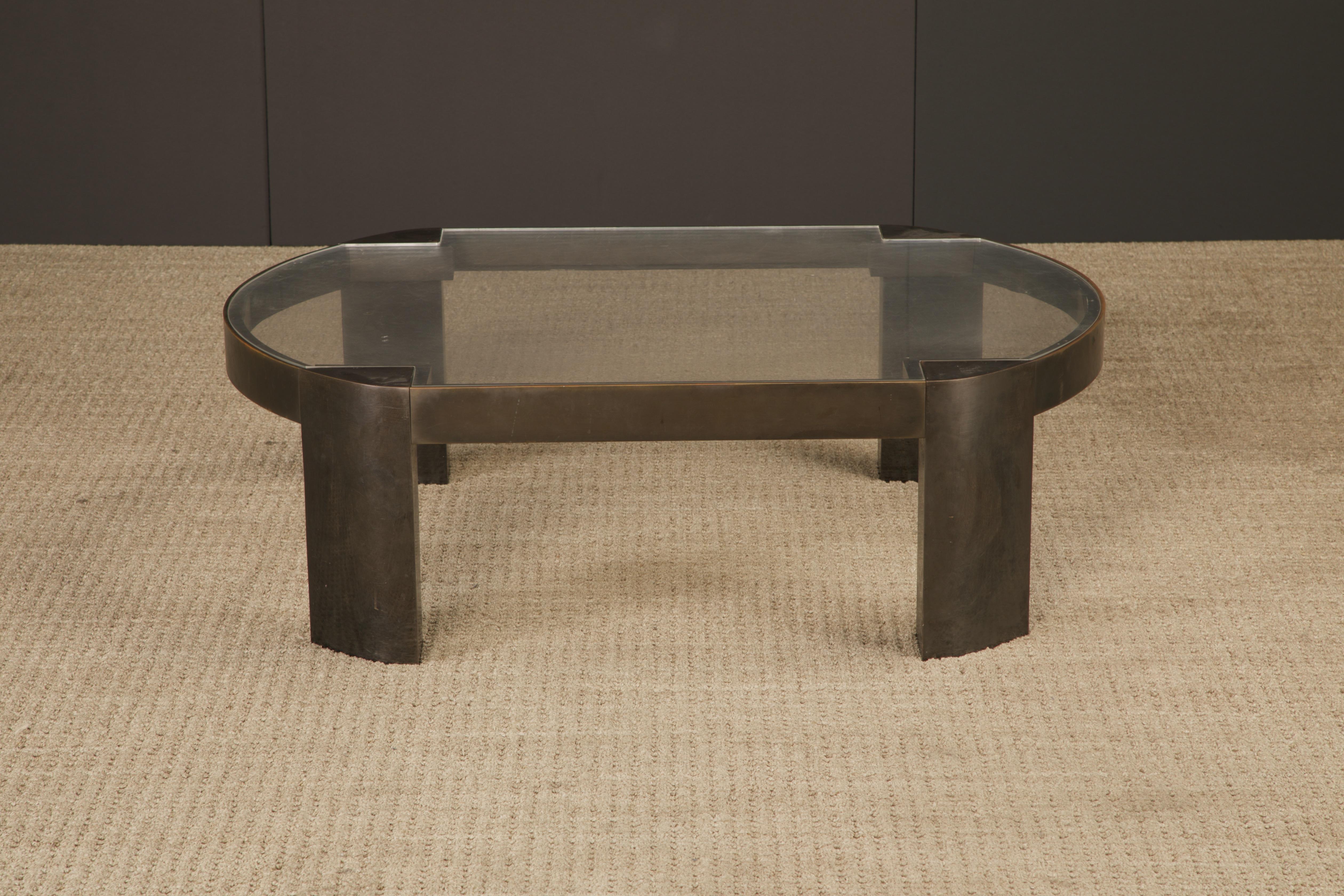 Mesa baja 'Banker' de Karl Springer en bronce patinado y lucita, años 70 Moderno en venta
