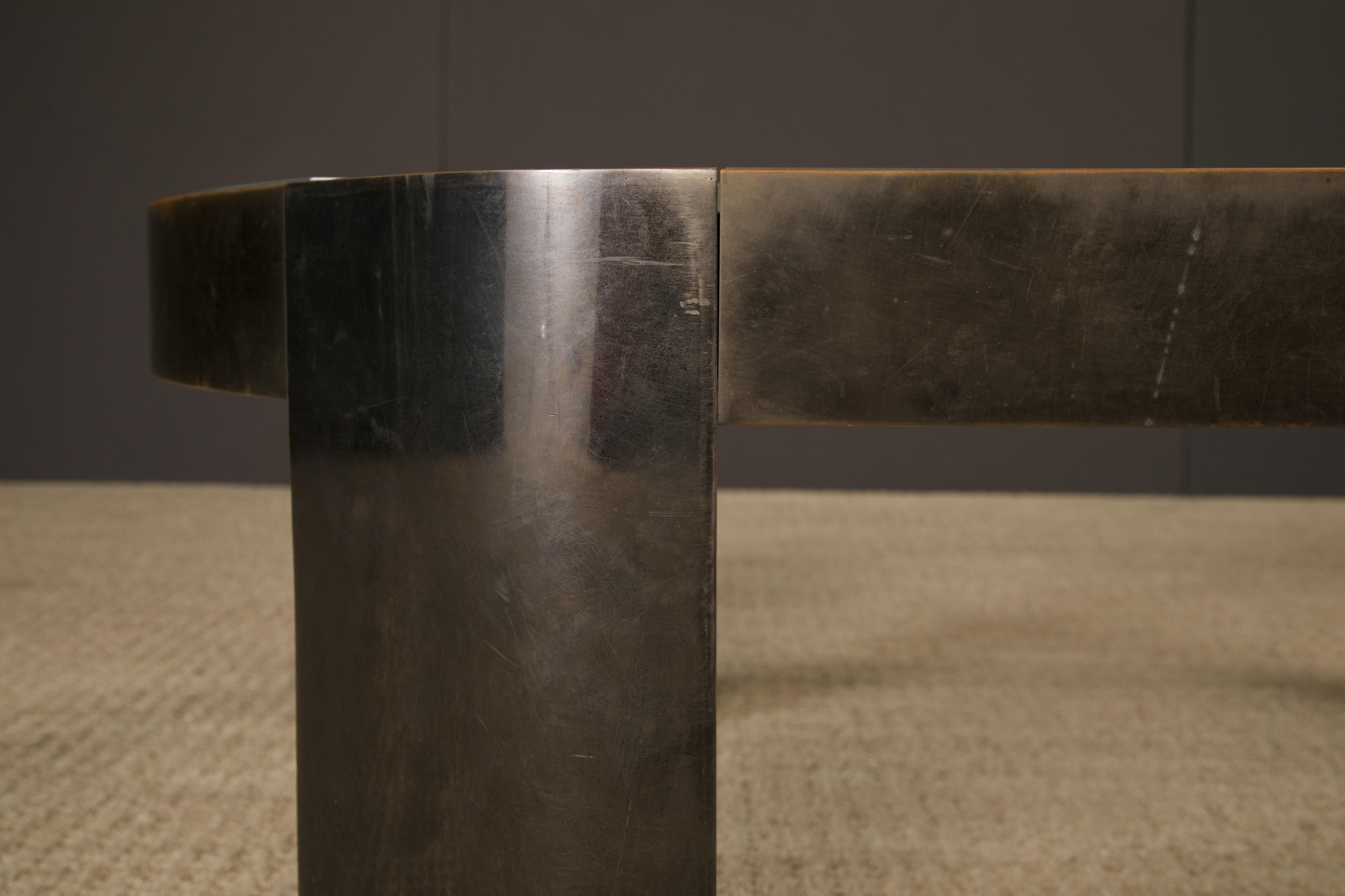 Mesa baja 'Banker' de Karl Springer en bronce patinado y lucita, años 70 en Bueno estado para la venta en Los Angeles, CA