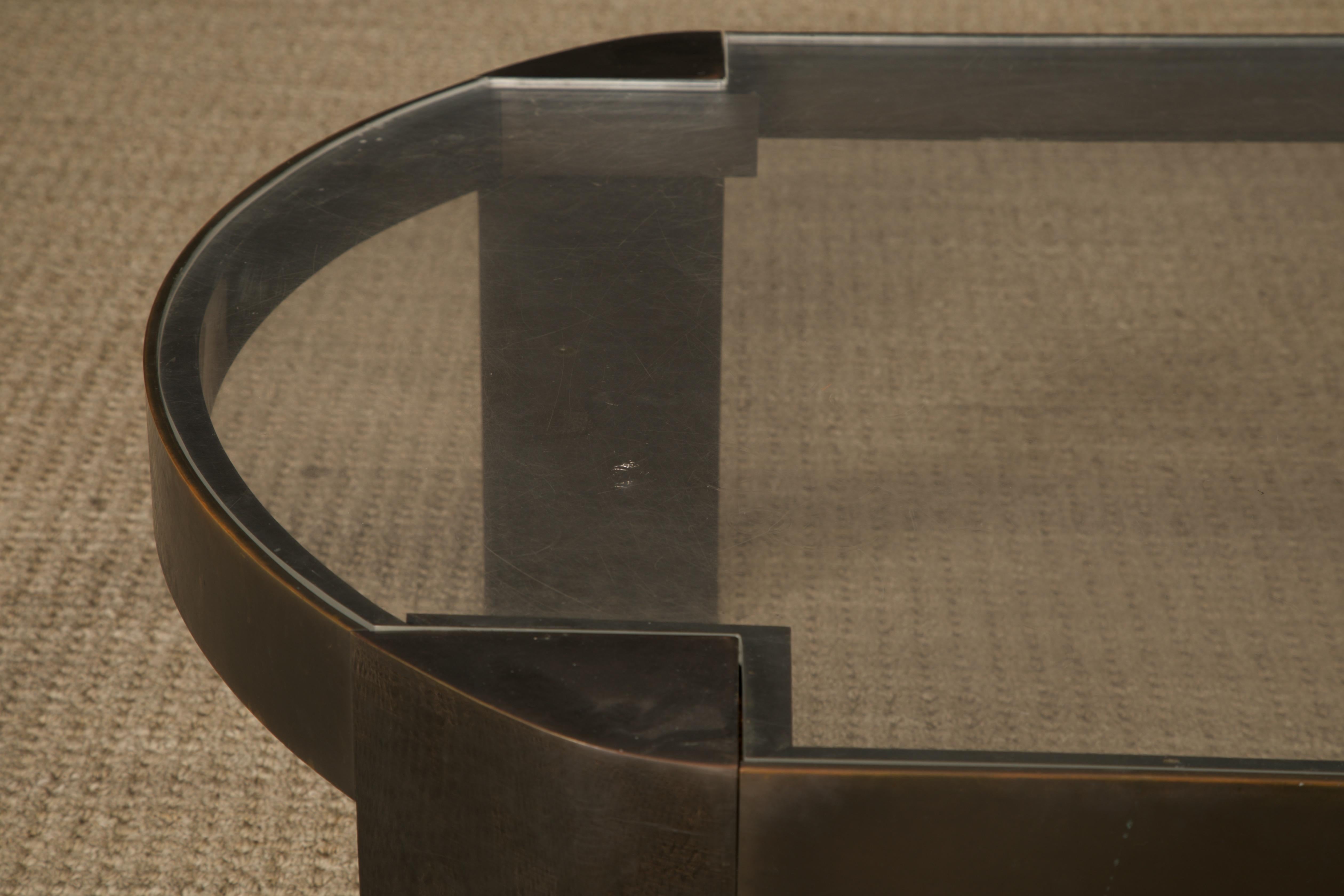 Mesa baja 'Banker' de Karl Springer en bronce patinado y lucita, años 70 finales del siglo XX en venta