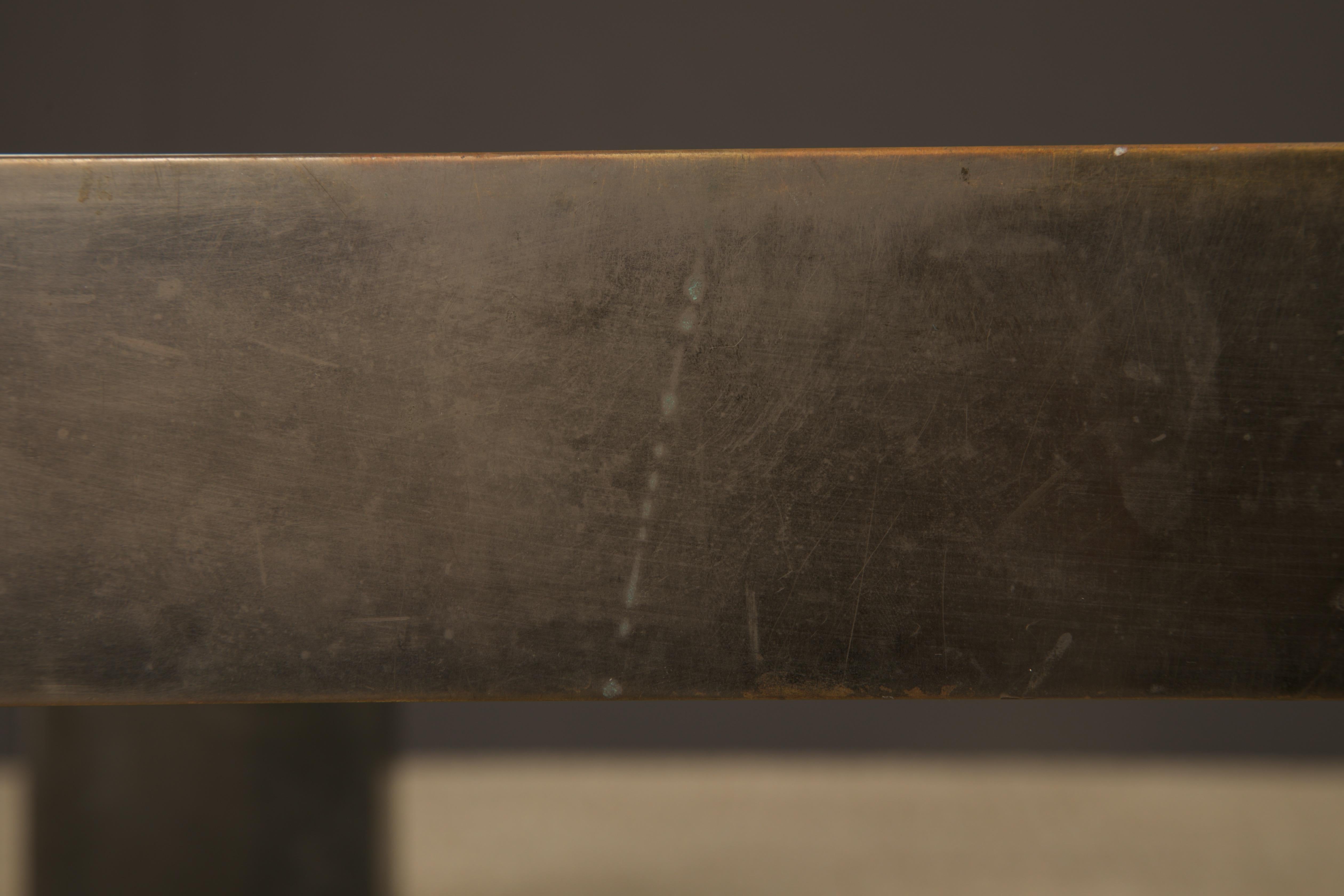 Mesa baja 'Banker' de Karl Springer en bronce patinado y lucita, años 70 Bronce en venta