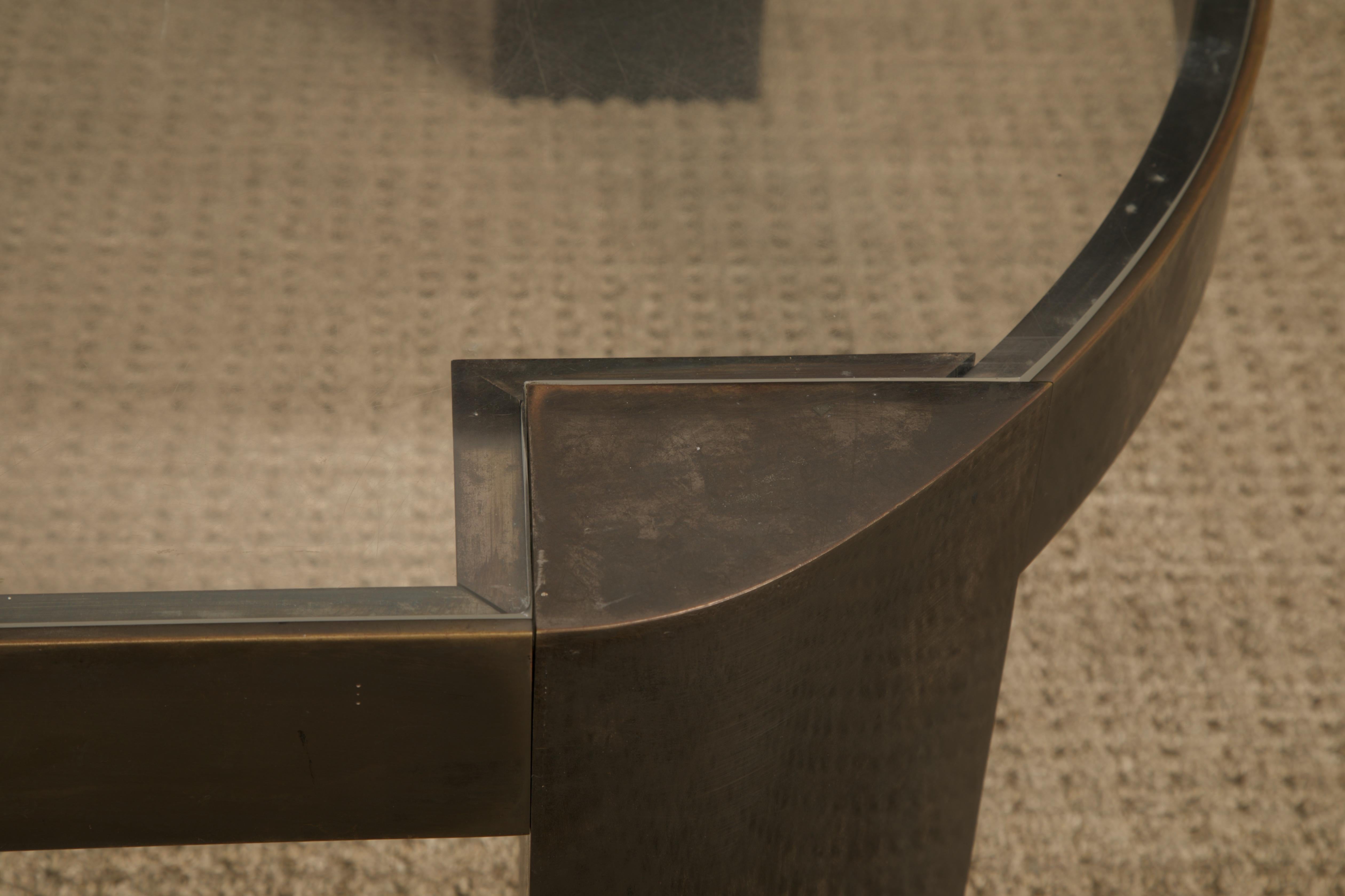 Mesa baja 'Banker' de Karl Springer en bronce patinado y lucita, años 70 en venta 1