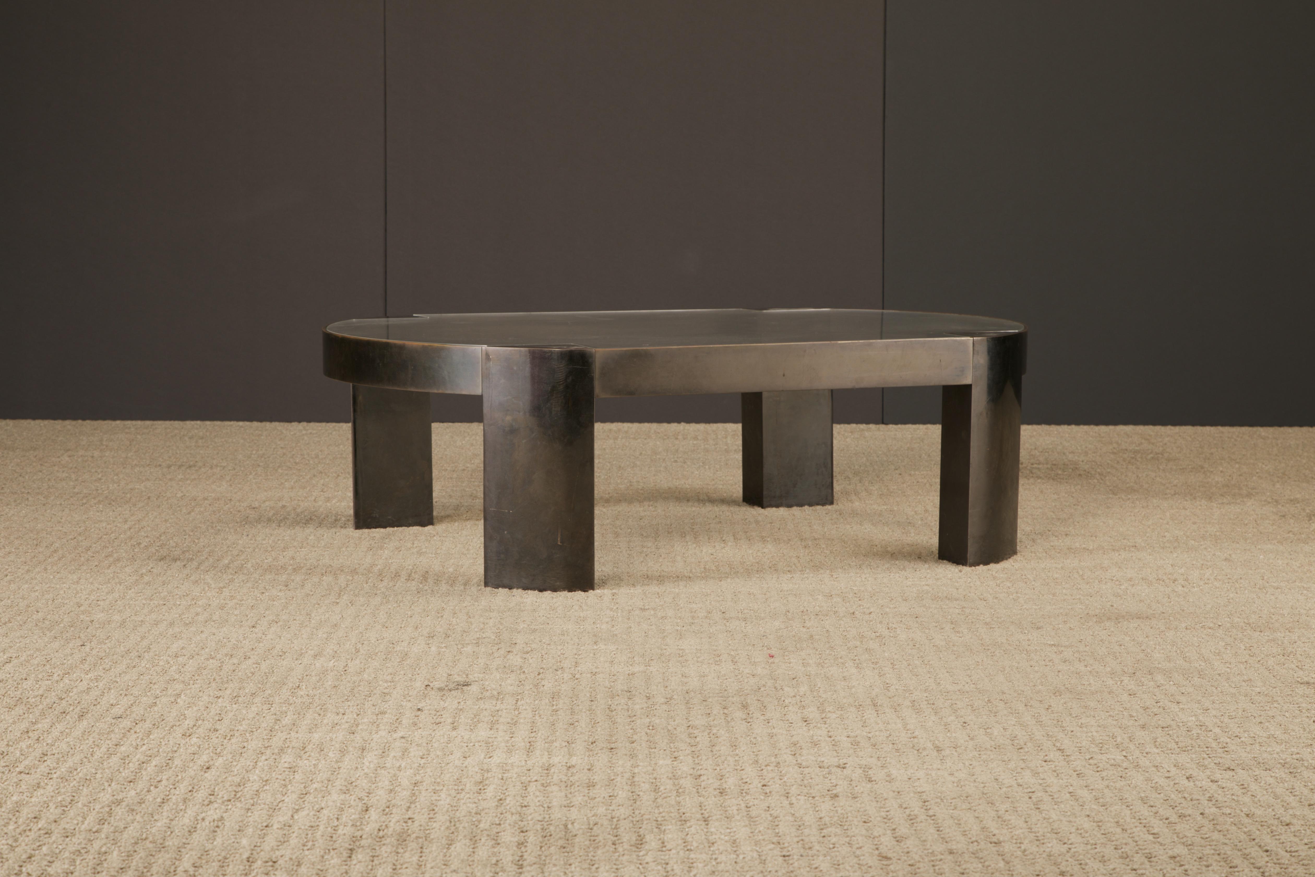 Mesa baja 'Banker' de Karl Springer en bronce patinado y lucita, años 70 en venta 2