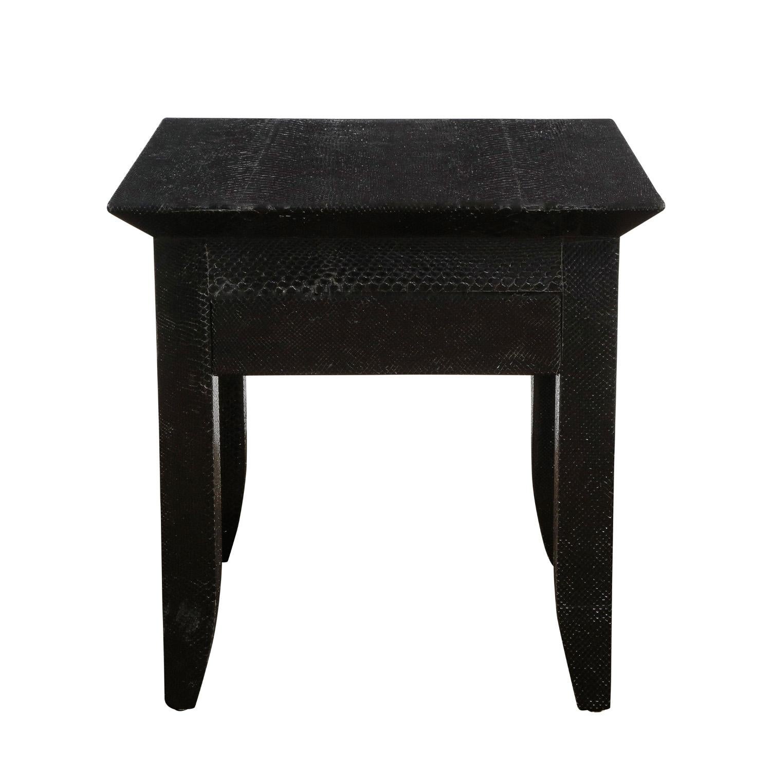 Moderne Karl Springer « Table d'appoint pistolet » en noir cobra des années 1980, signée en vente