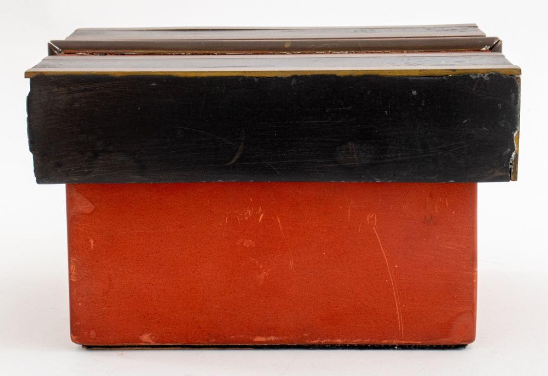 Karl Springer (deutsch/amerikanisch, 1931-1991) Rot und schwarz dekorierte, in Bronze gefasste, skulpturale Tischdose, auf der Unterseite signiert 