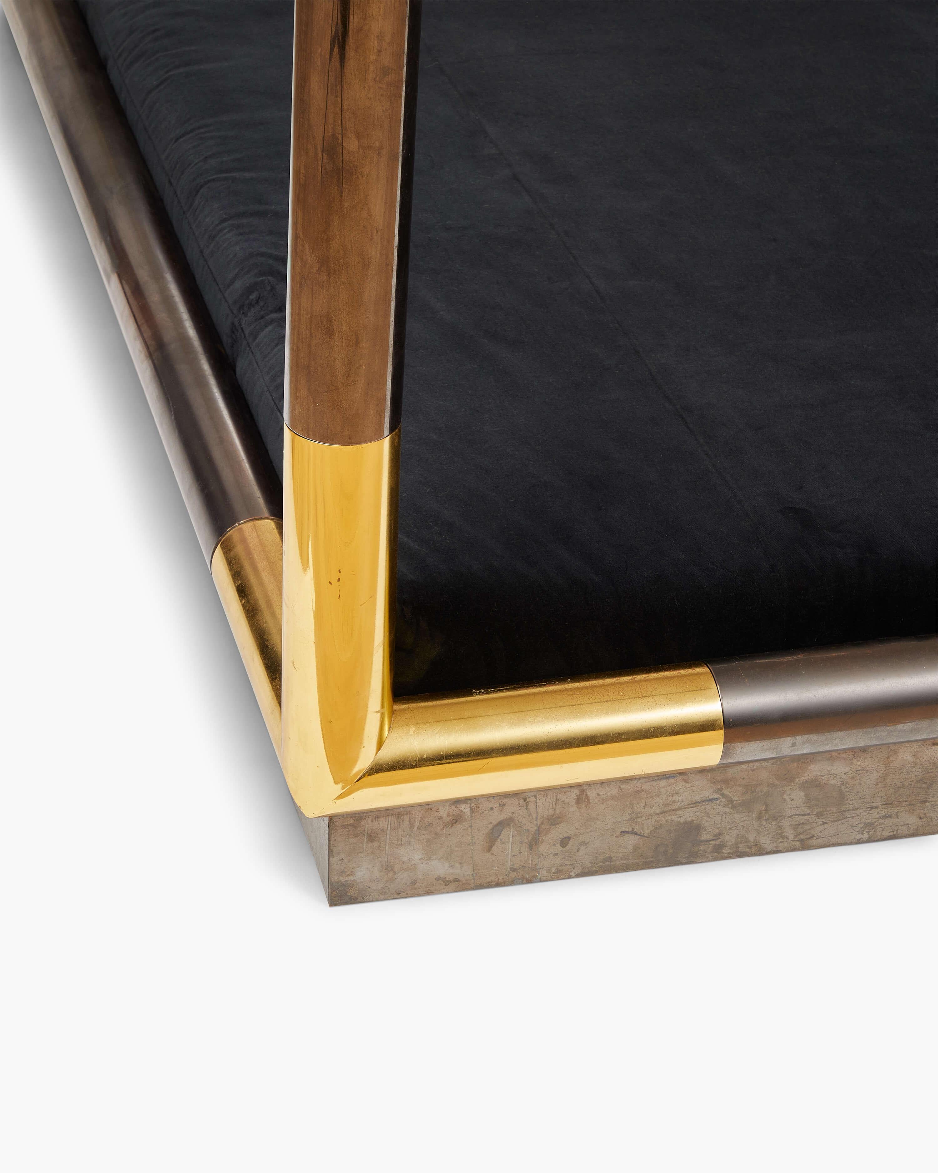 Fine XX secolo Letto king a baldacchino Karl Springer con base in Wood, struttura in canna di fucile, angoli in ottone e in vendita