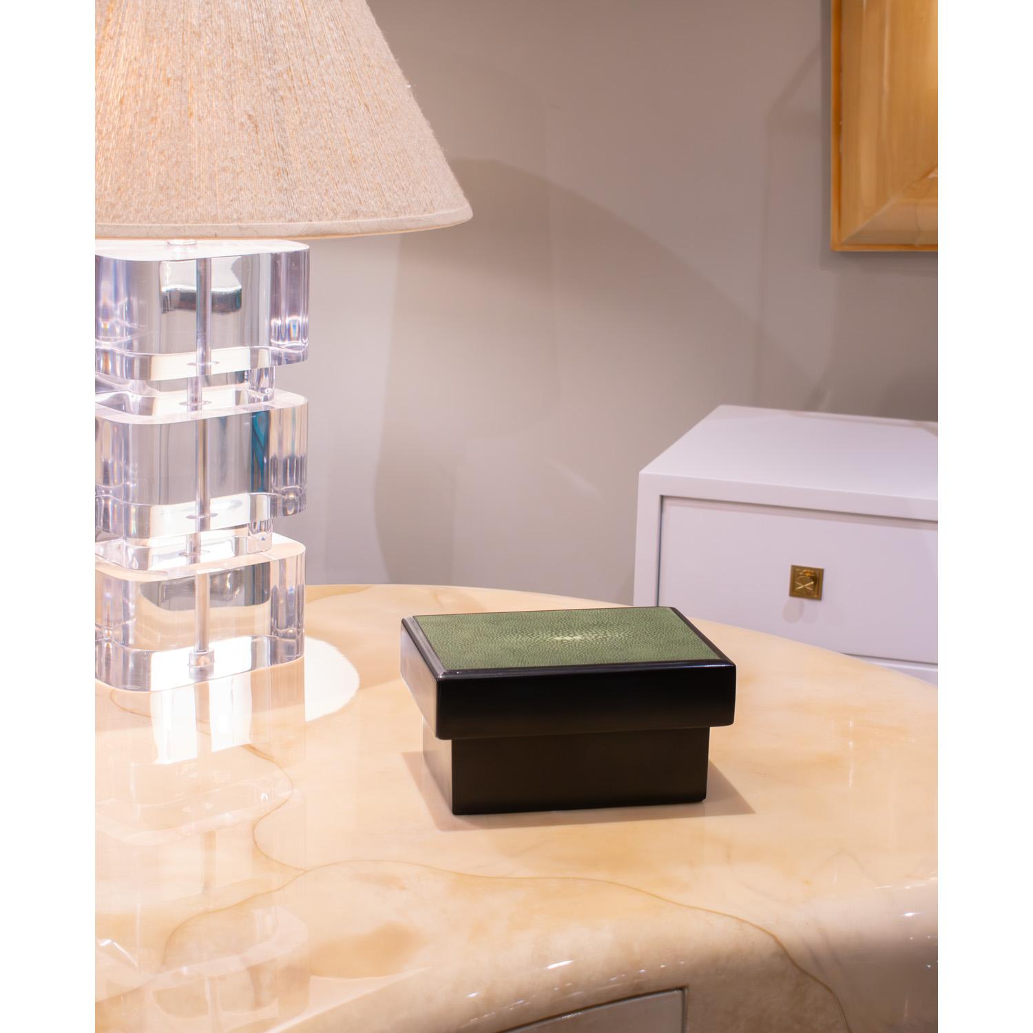 Karl Springer Boîte à couvercle chic avec dessus en laque Greene & Greene 1980 (Signé) en vente 1