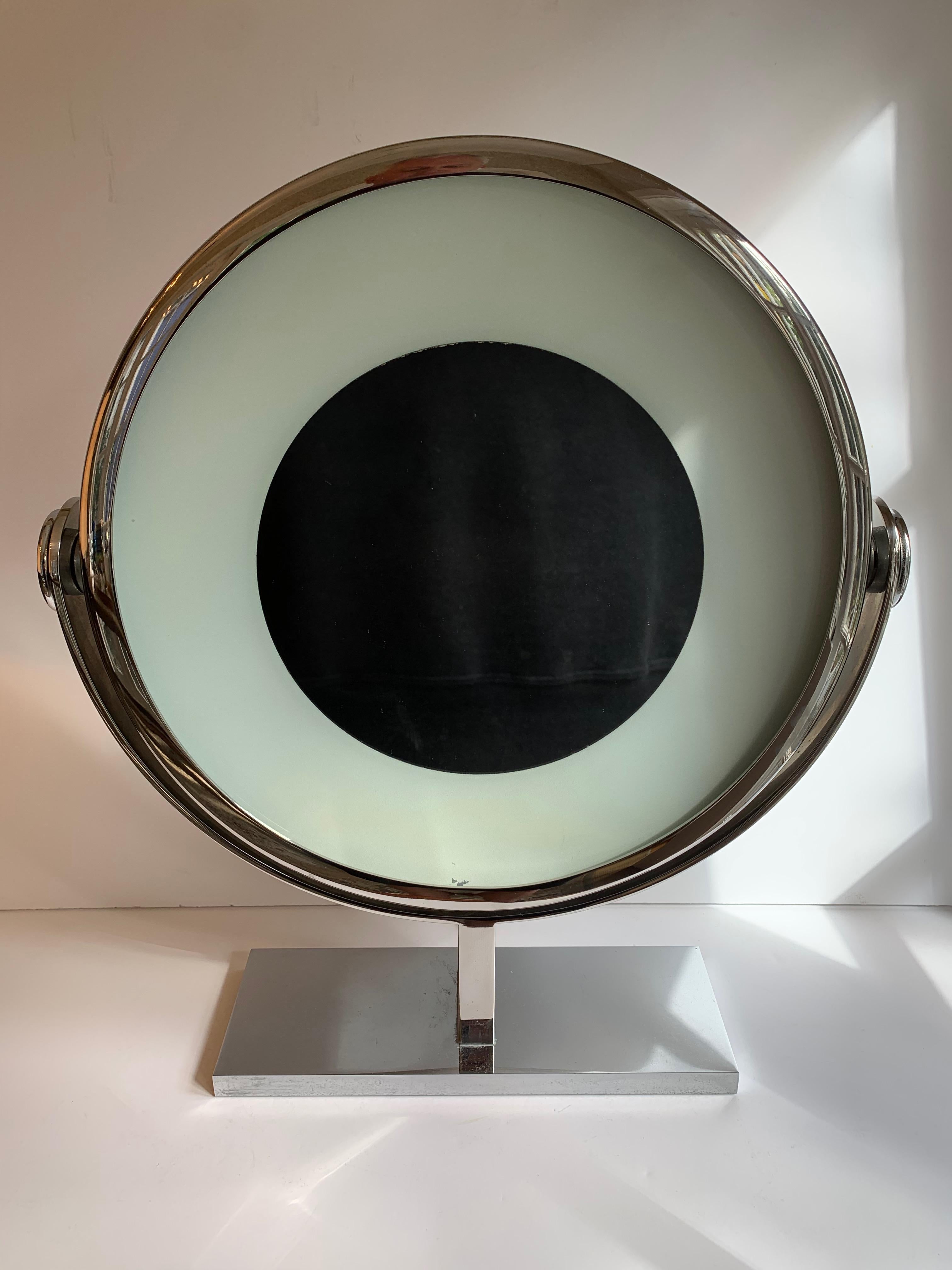 magnifying mirror