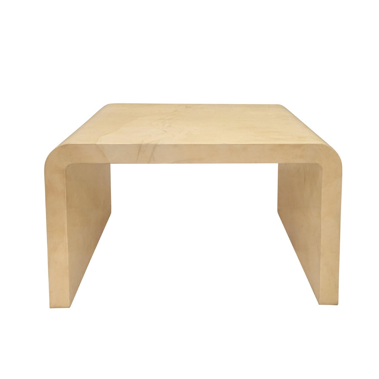 Petite table basse iconique au design en cascade en peau de chèvre laquée par Karl Springer, américain des années 1980. La qualité des matériaux et de l'artisanat est superbe. N'attendez rien d'autre de Karl Springer.