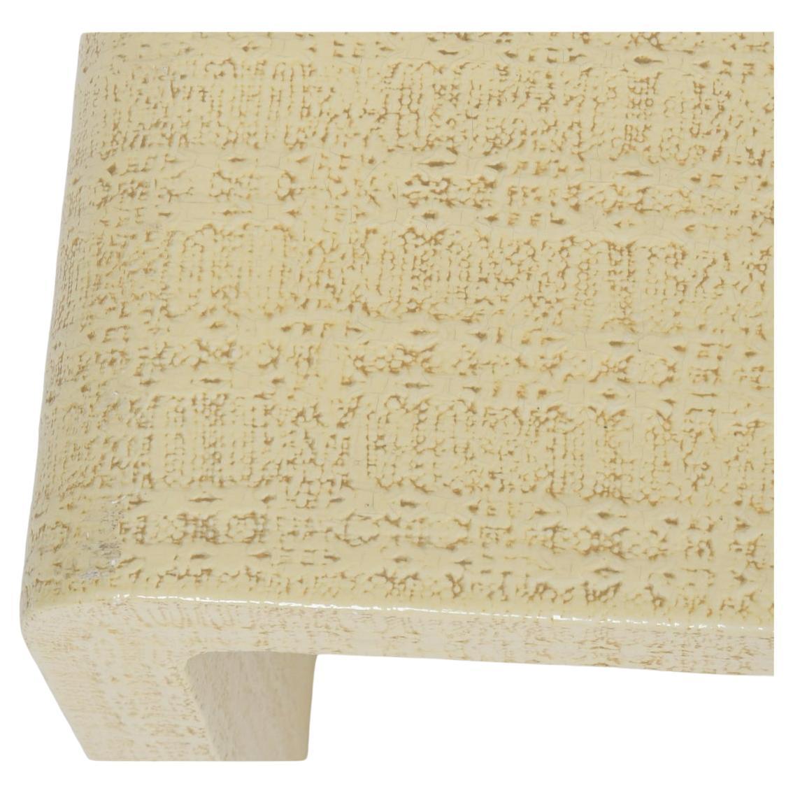 Mesa de centro o banco Karl Springer de resina de moldeo maciza texturizada. La mesa es una mesa de resina moldeada con textura de tela de color crema, muy pesada y sólida, lista para usar. Situado en Brooklyn NYC.

Mide 40