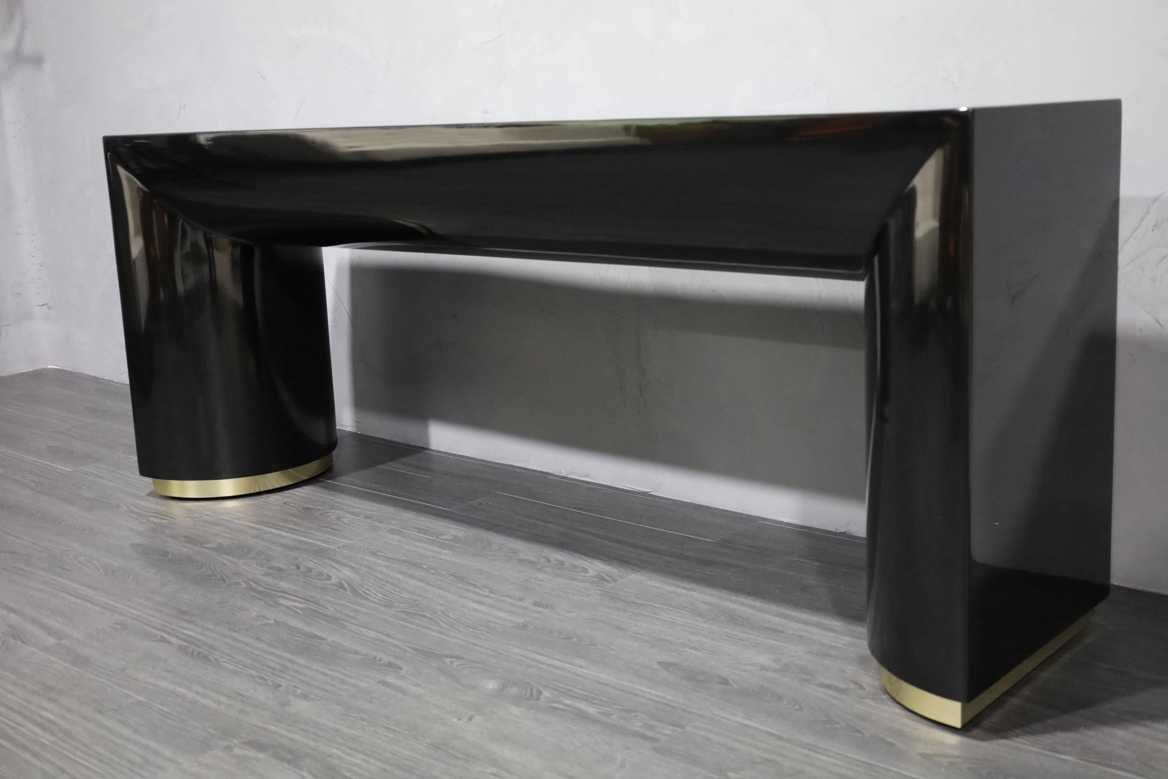 20ième siècle Table console Belly de Harrison Van-Horn en laque noire en vente