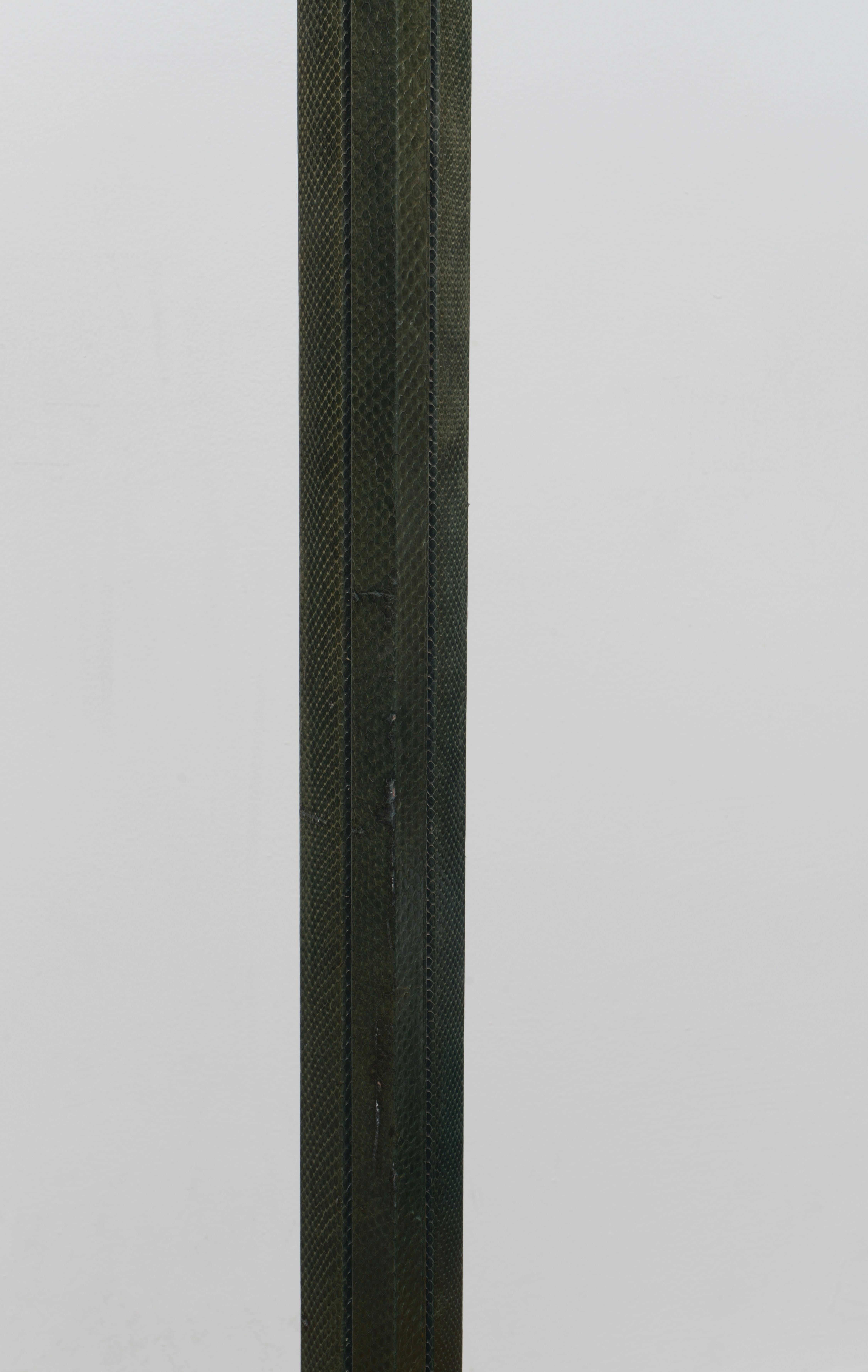Fin du 20e siècle Karl Springer lampadaire vert foncé en peau de serpent et laiton, années 1970 en vente