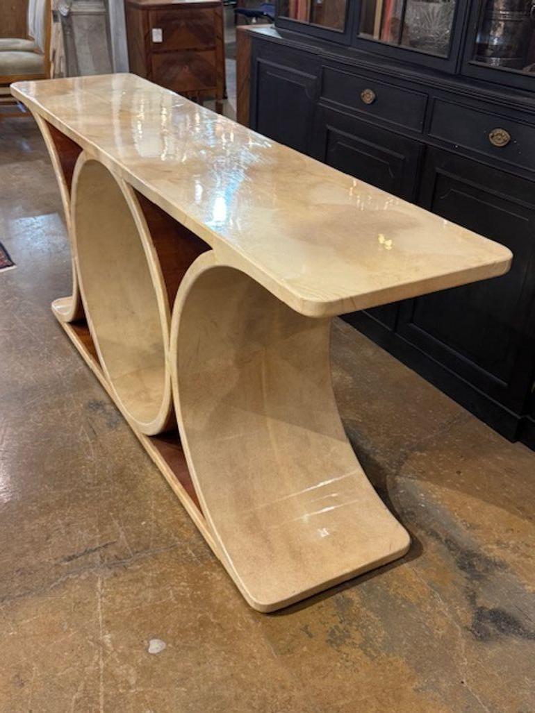 La consola Karl Springer Design en pergamino blanco es un mueble elegante y con estilo, perfecto para cualquier salón moderno. El elegante color blanco añade un toque de sofisticación a cualquier habitación, mientras que el diseño de la consola es 