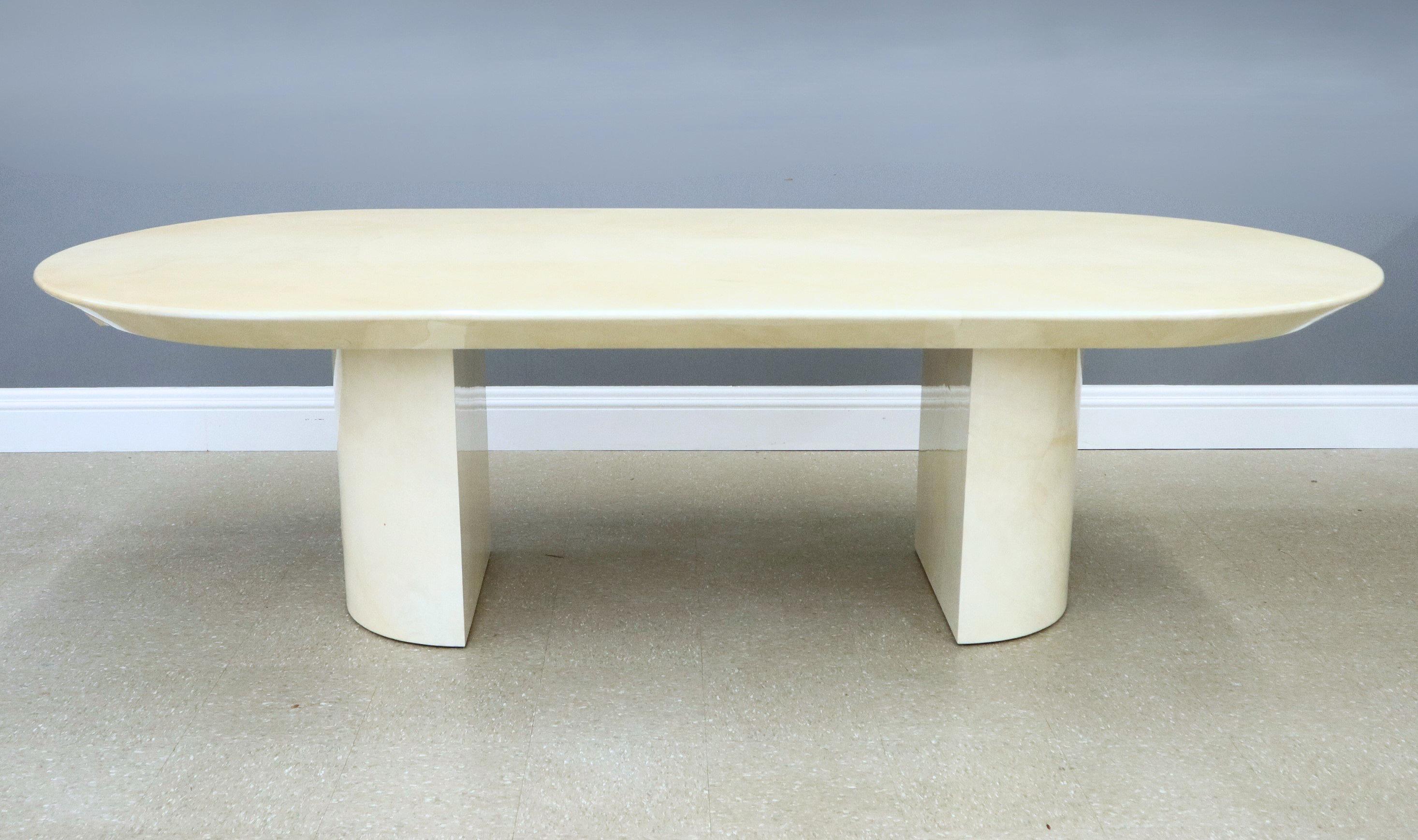 Oferta especial a Valerie sólo para mesa sin sillas . Elegante mesa de comedor diseñada y comercializada por Karl Springer, hacia la década de 1980. Mesa con tablero ovalado de pergamino lacado y pulido . El borde cónico de la cuchilla añade un
