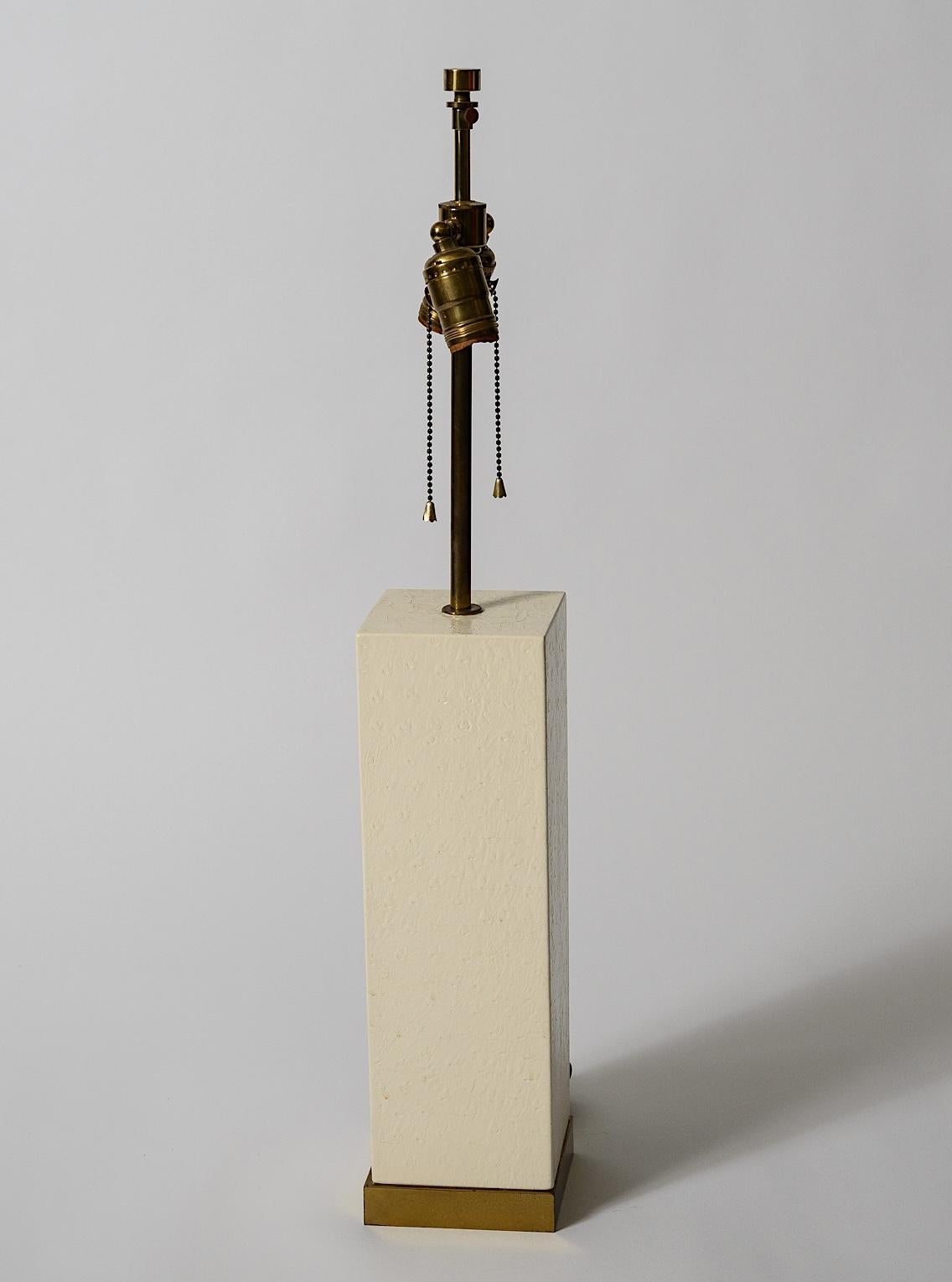 Karl Springer Lampe aus geprägtem Leder
White Finished Straußenhaut-Muster
umfasst nicht den Lampenschirm
Original-Lampenarmaturen
