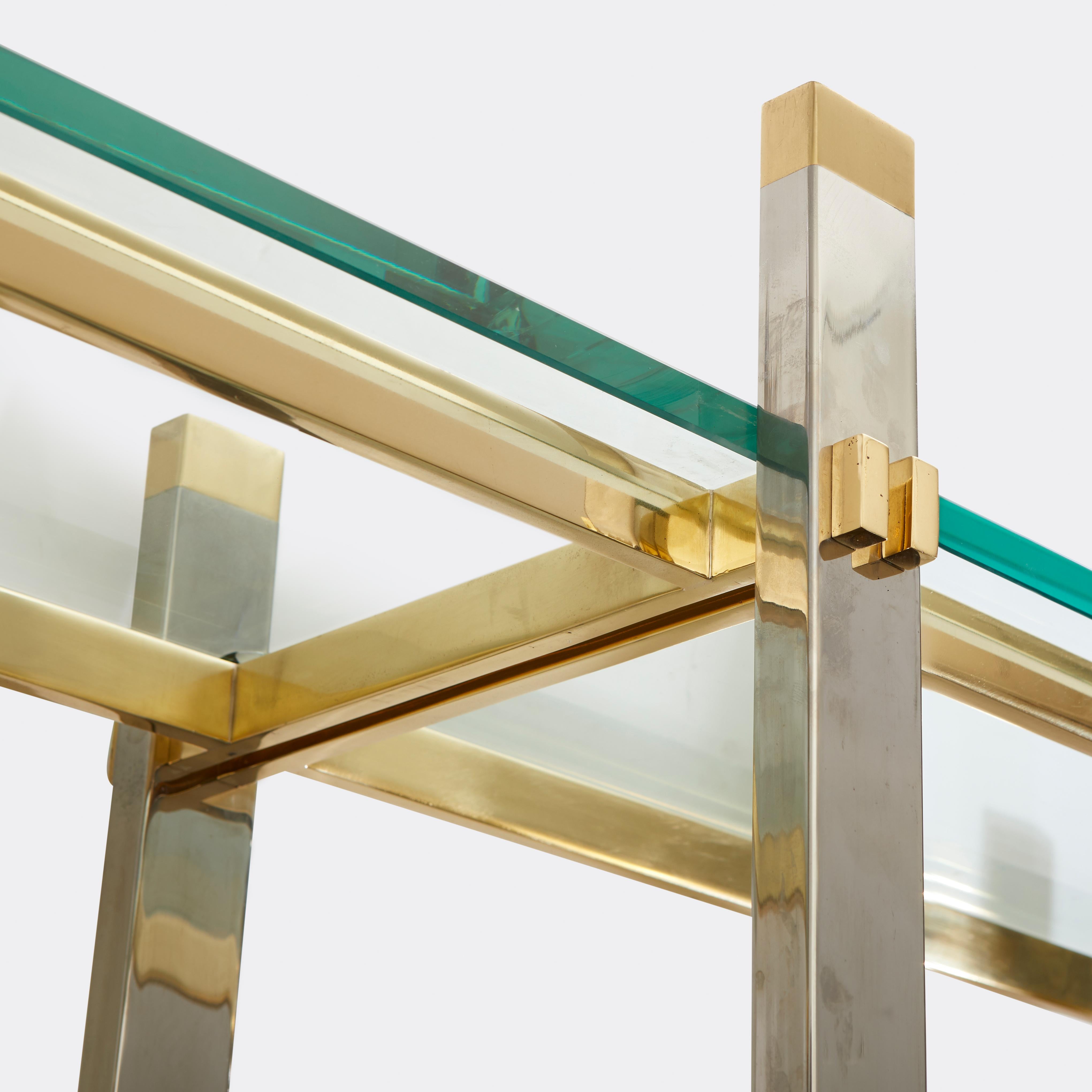 Etagere Karl Springer con supporto in nichel lucido, ferramenta in ottone e ripiani in vetro regolabili. 
Provenienza: Un interno di River House progettato da Valerian Rybar. 1980 circa (1919-1990).

Misure: 124'' L x 14'' P x 93'' H.
Ripiani in