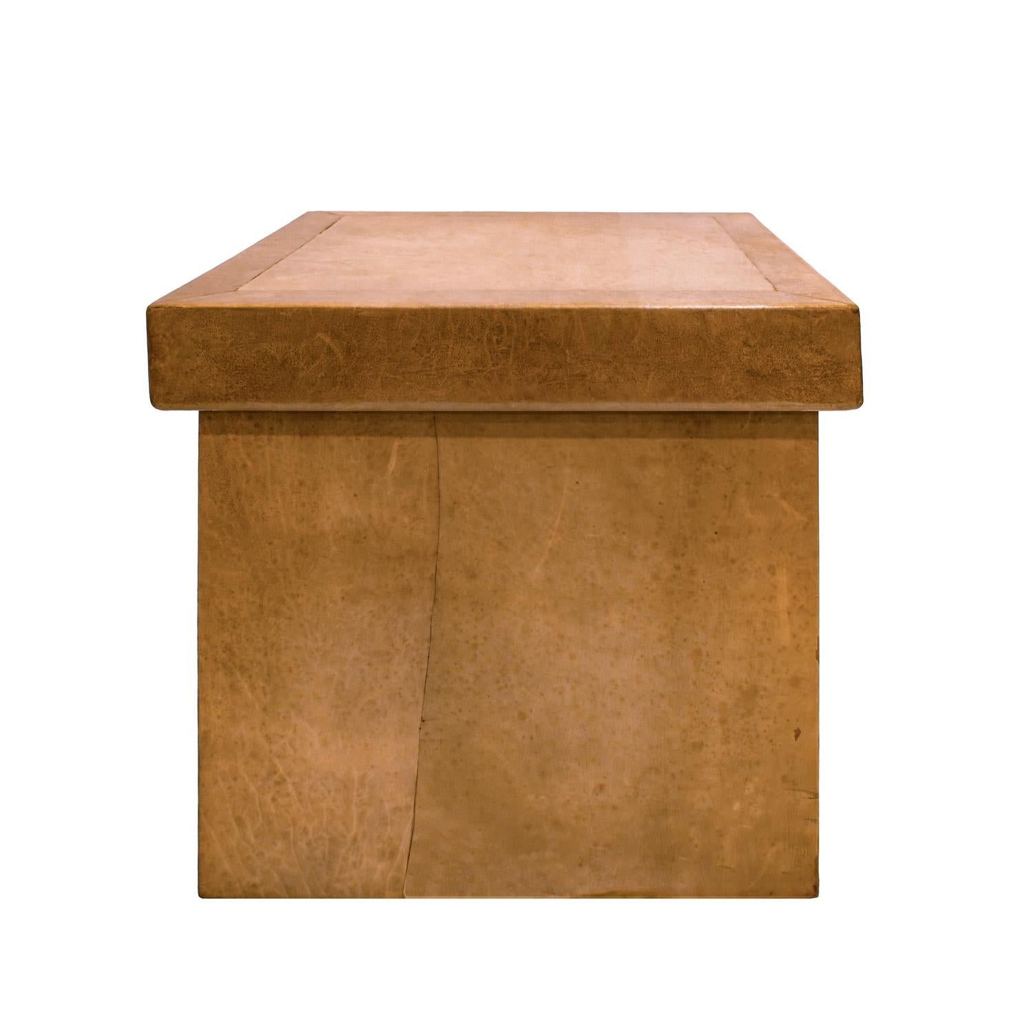 Außergewöhnlicher Box Table mit braunem Leder außen und innen von Karl Springer, Amerikaner 1976-78.  Der Boden ist mit Seidenmoiré überzogen. Dieser wurde als Prototyp hergestellt.  Die Hautarbeit ist, wie bei allen Springer-Stücken,