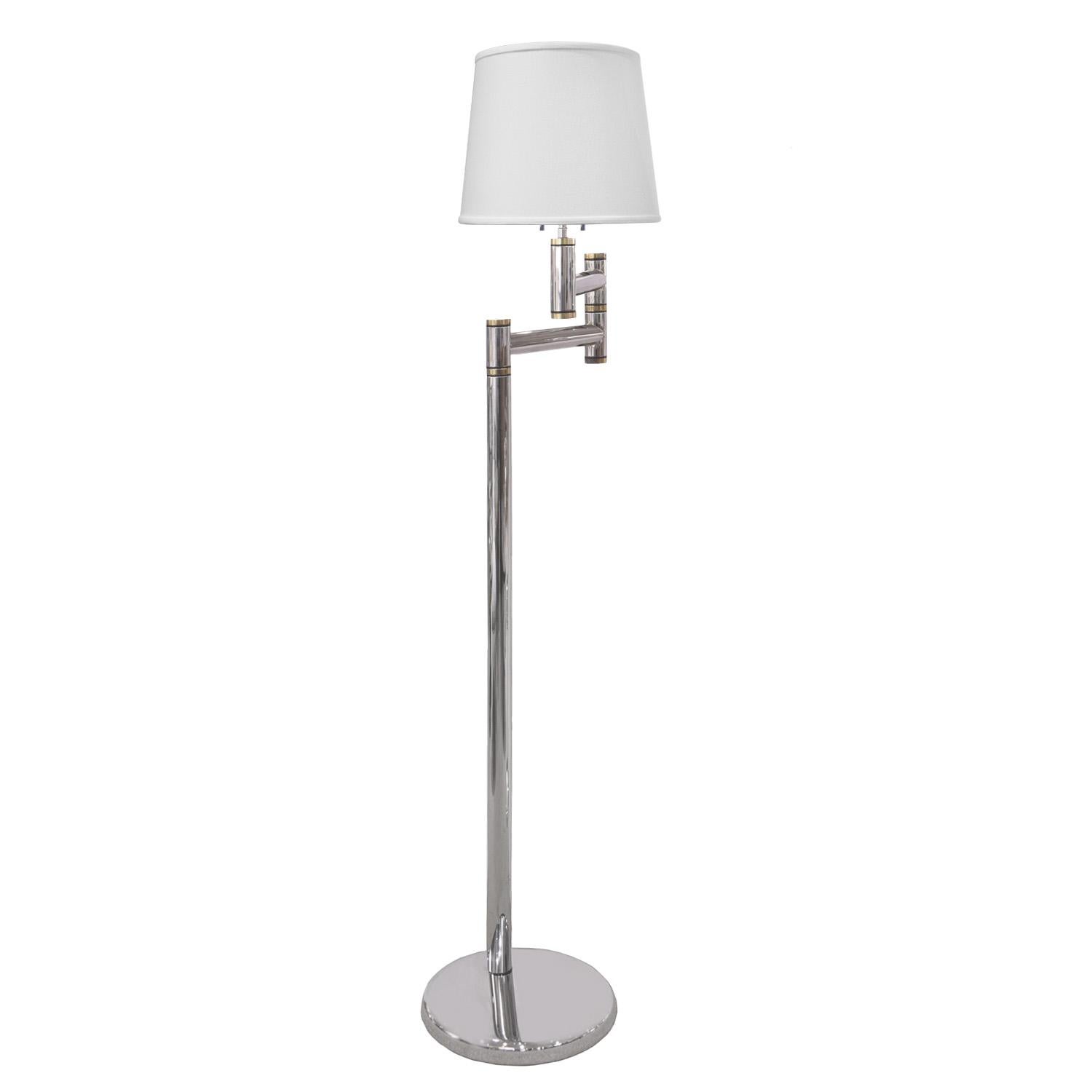 Lampadaire à bras pivotant en chrome poli et laiton, méticuleusement fabriqué par Karl Springer, américain, années 1980. La qualité de construction de cette lampe est superbe.  Il a été nettoyé, poli et recâblé par Lobel Modern.  Nouvel abat-jour