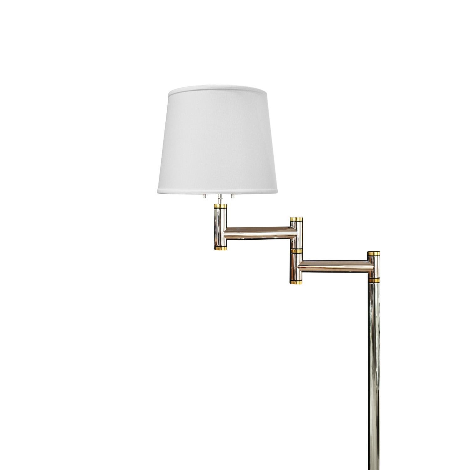 Moderne Exceptionnel lampadaire à bras pivotant en chrome et laiton Karl Springer des années 1980 en vente