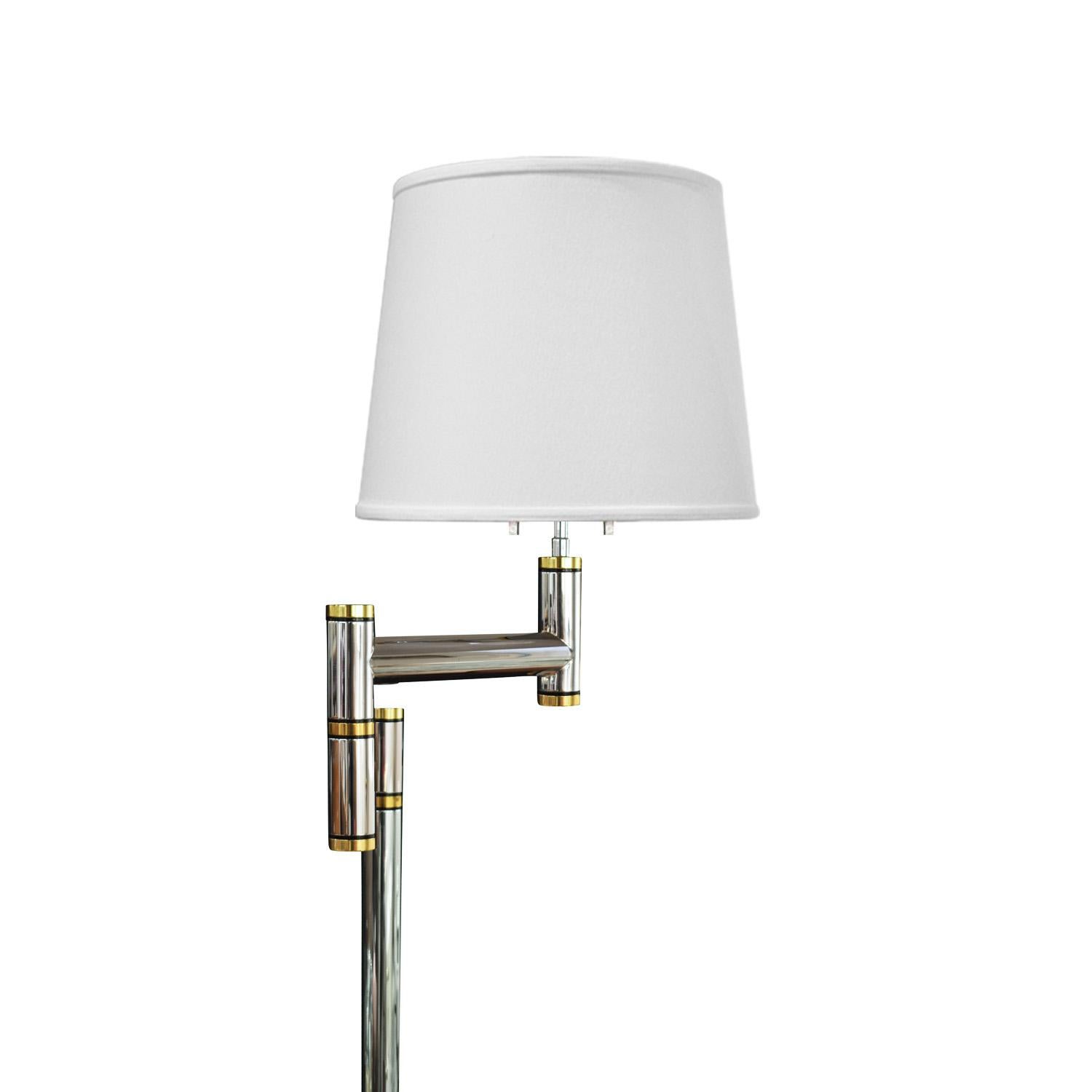 Américain Exceptionnel lampadaire à bras pivotant en chrome et laiton Karl Springer des années 1980 en vente
