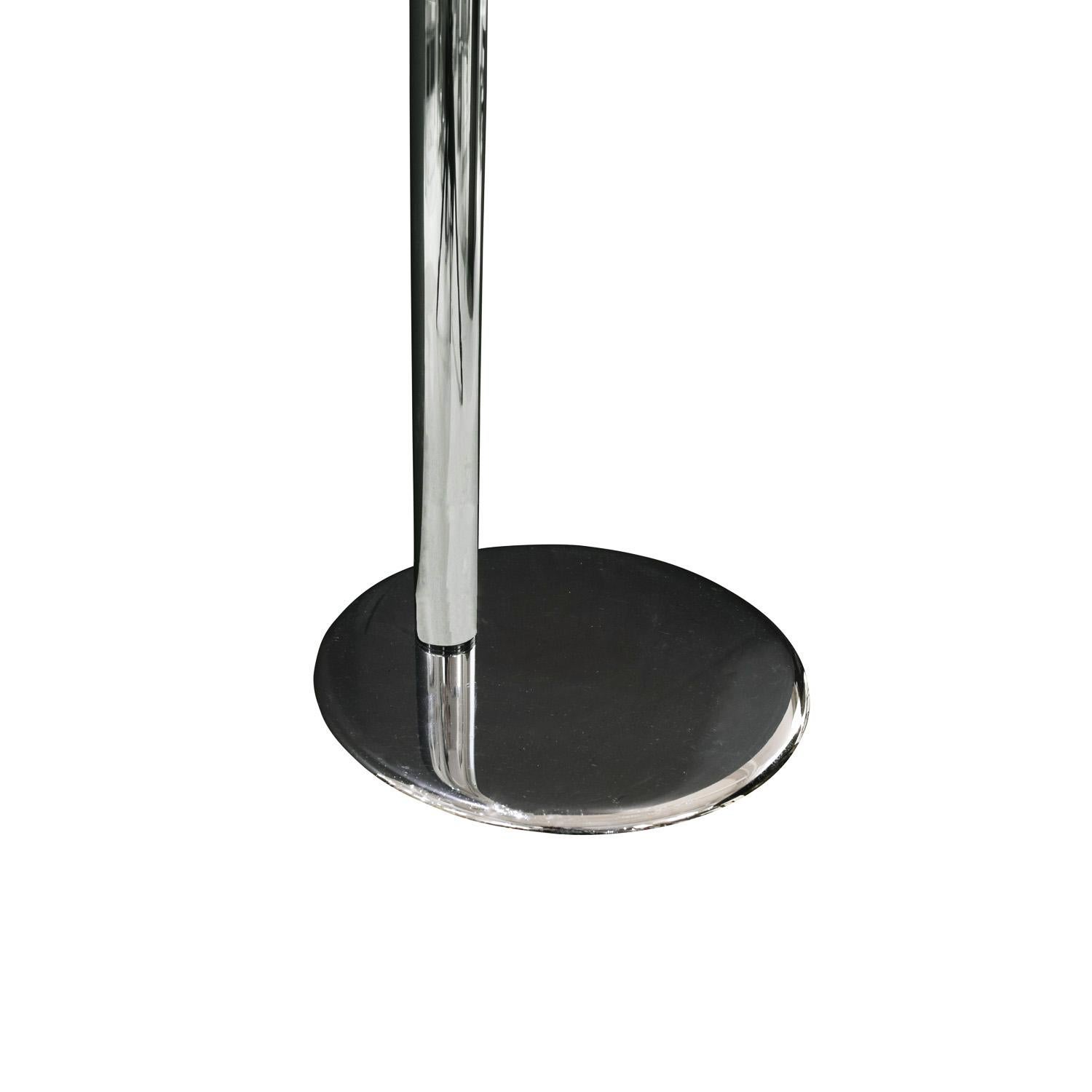 Exceptionnel lampadaire à bras pivotant en chrome et laiton Karl Springer des années 1980 Excellent état - En vente à New York, NY