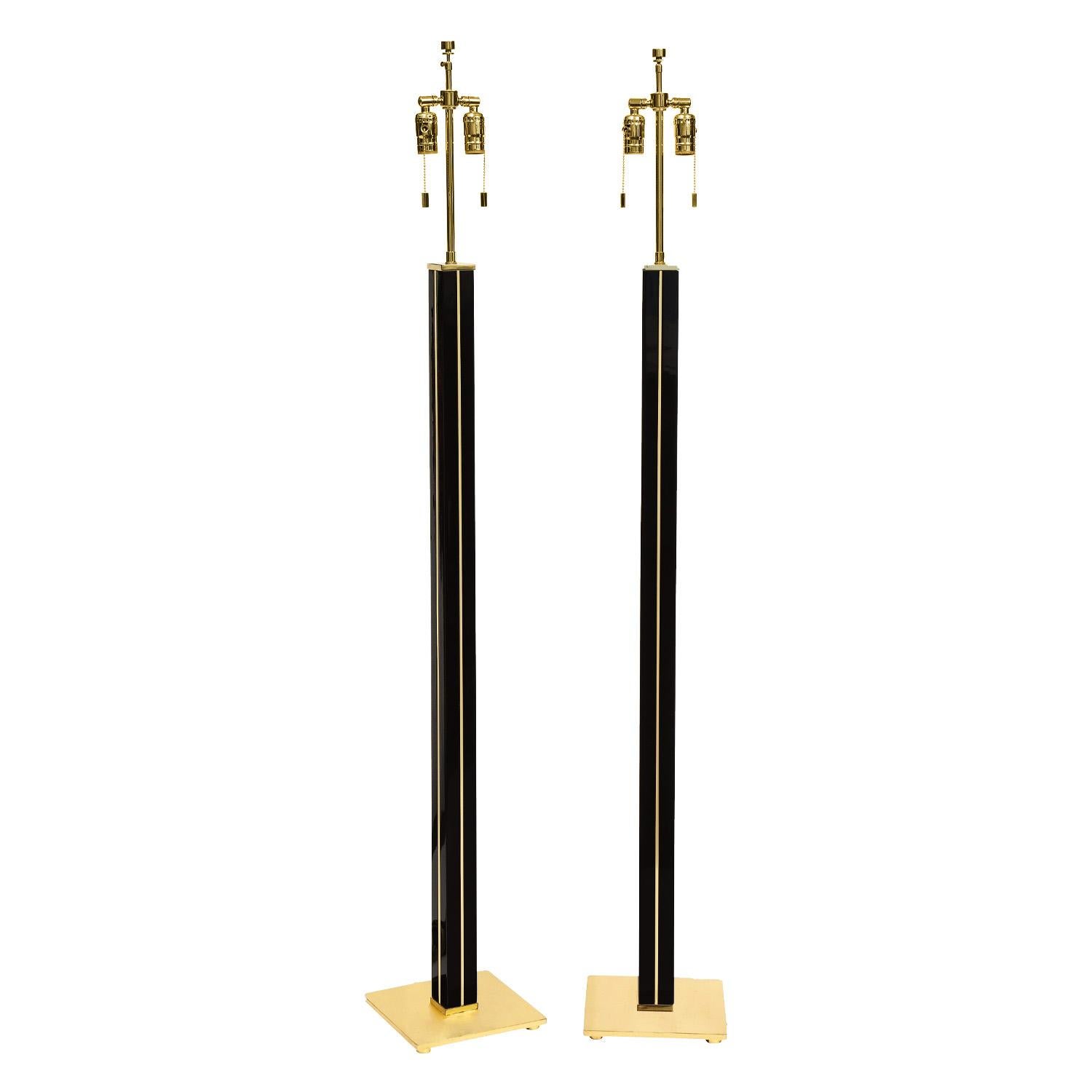 Moderne Exquise paire de lampadaires Karl Springer en laque noire et laiton des années 1980 en vente