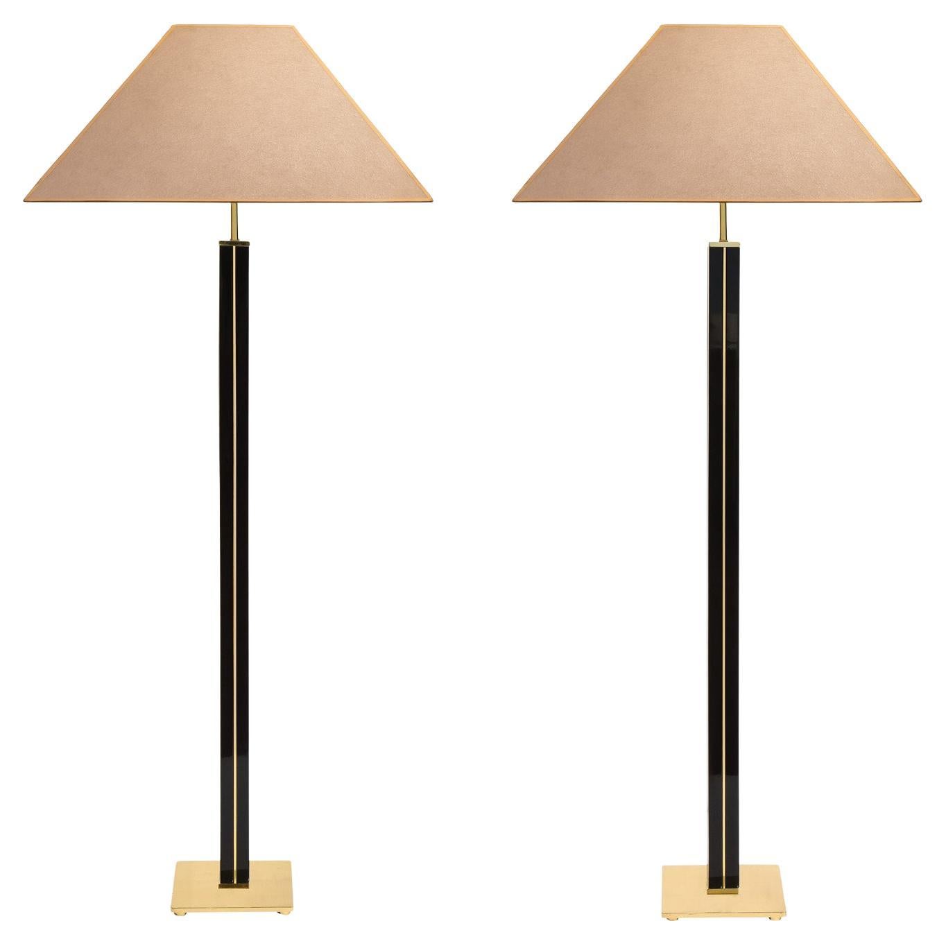 Exquise paire de lampadaires Karl Springer en laque noire et laiton des années 1980