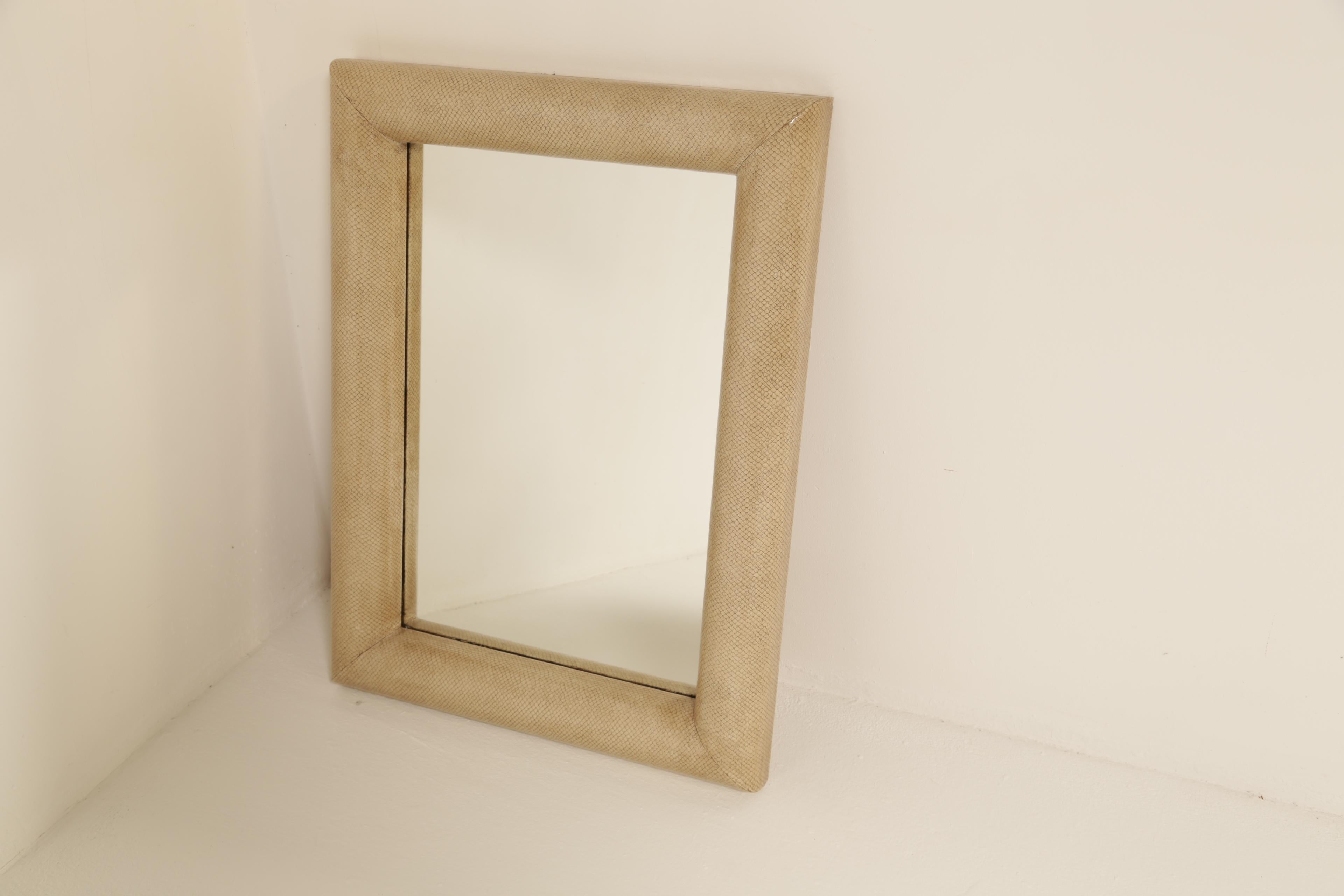 Ce miroir en fausse peau de serpent Karl Springer du milieu du siècle est un exemple de luxe et d'artisanat raffiné. Enveloppée de fausse peau de serpent crème, elle met en valeur le style caractéristique de Karl Springer. La surface texturée ajoute