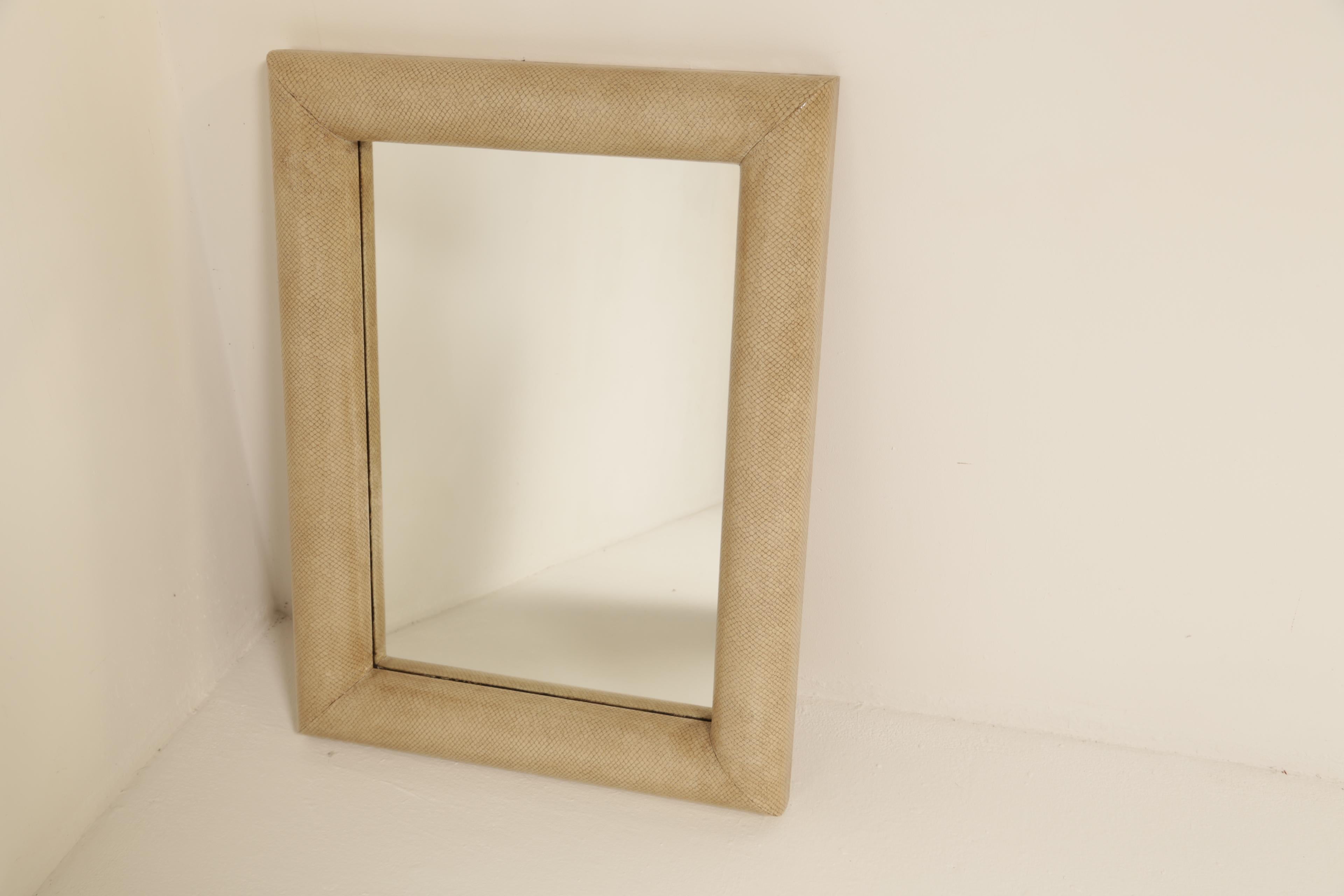 Américain Miroir rectangulaire en fausse peau de serpent Karl Springer, 1970, style Hollywood Regency en vente
