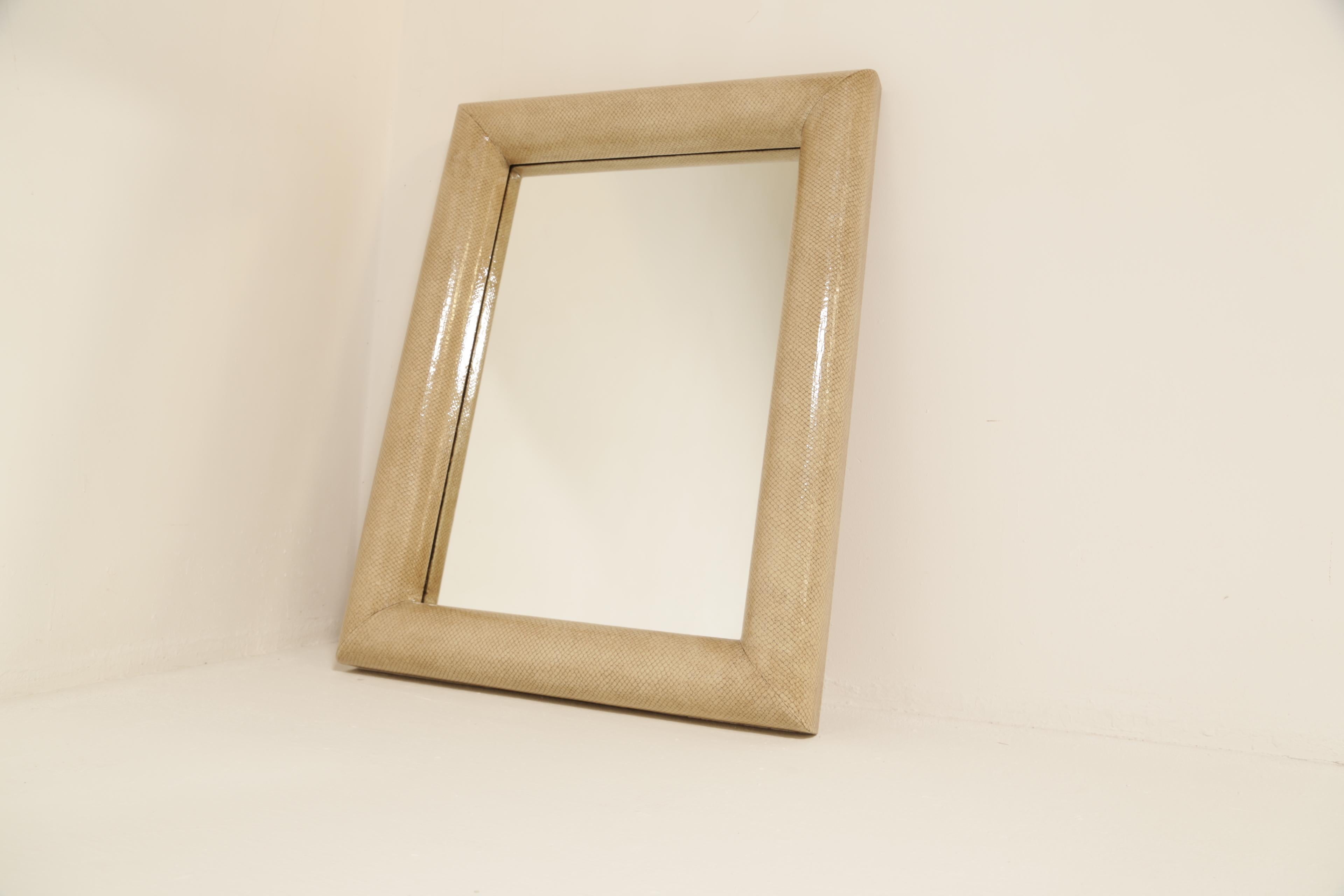 Imitation cuir Miroir rectangulaire en fausse peau de serpent Karl Springer, 1970, style Hollywood Regency en vente