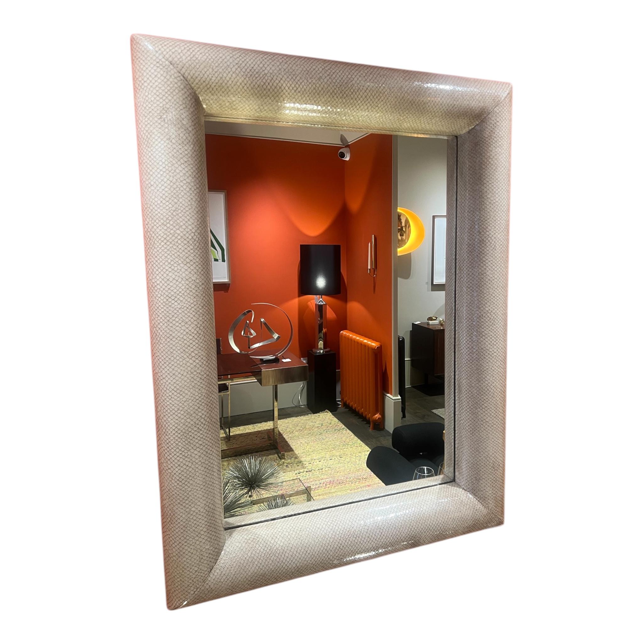 Miroir rectangulaire en fausse peau de serpent Karl Springer, 1970, style Hollywood Regency en vente 1