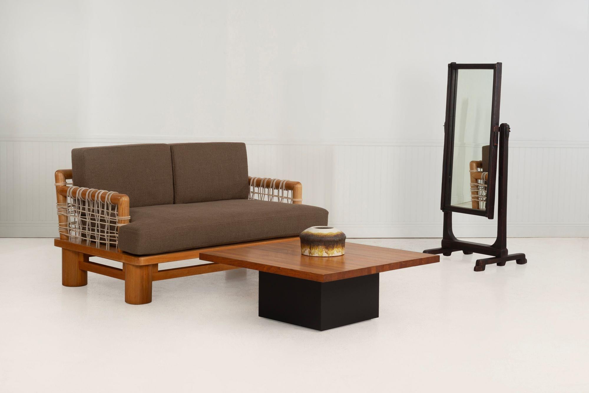 Karl Springer per Karl Springer, Ltd. Divano Dowelwood, 1980c
Telaio in rovere massiccio sbiancato con pannelli in rattan e fettucce in tela. Completamente restaurato, con tutto il rattan sostituito e intrecciato a mano. Rivestito in tessuto misto