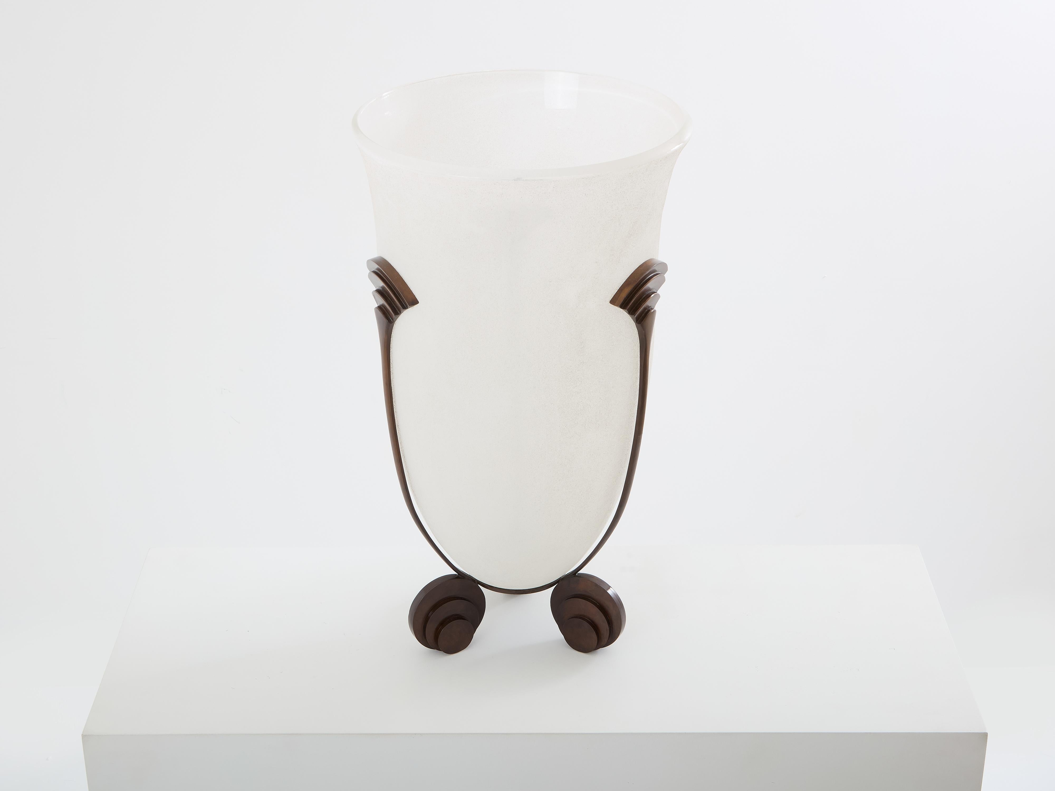 Questo monumentale vaso di ispirazione Art Déco, in vetro soffiato a mano con finitura scavo, è un disegno di Karl Springer ed è stato prodotto da Seguso all'inizio degli anni Ottanta. La struttura è realizzata in bronzo massiccio forgiato e