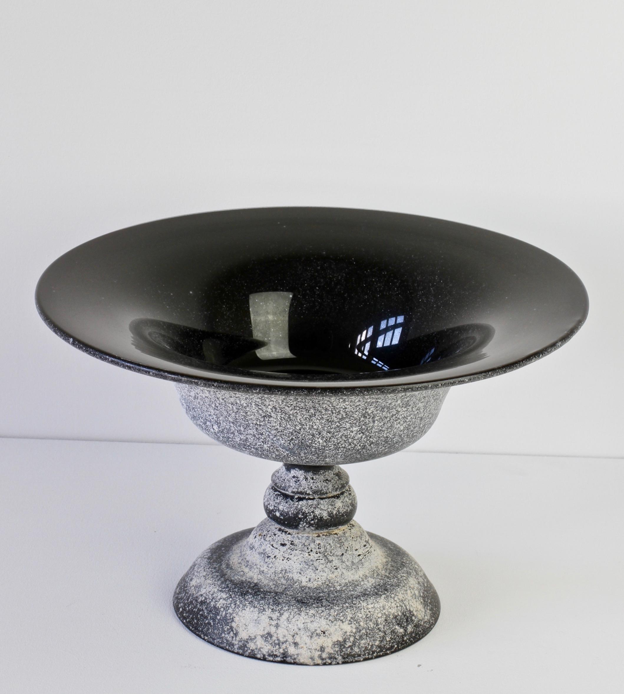 Seguso Vetri d'Arte black 'a Scavo' centrepiece bowl circa 1980s/1990s in the style of Karl Springer. Springer designed many pieces for Seguso in the 1980s. Typically, these pieces were either black or brown glass using the 'a Scavo' technique and