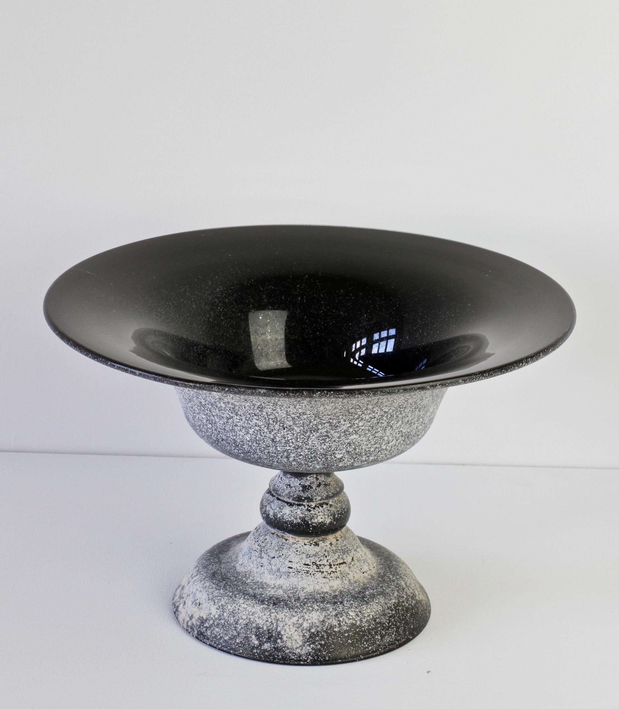 Mid-Century Modern Grande pièce centrale Seguso Black Scavo Murano Glass Bowl des années 1980 en vente