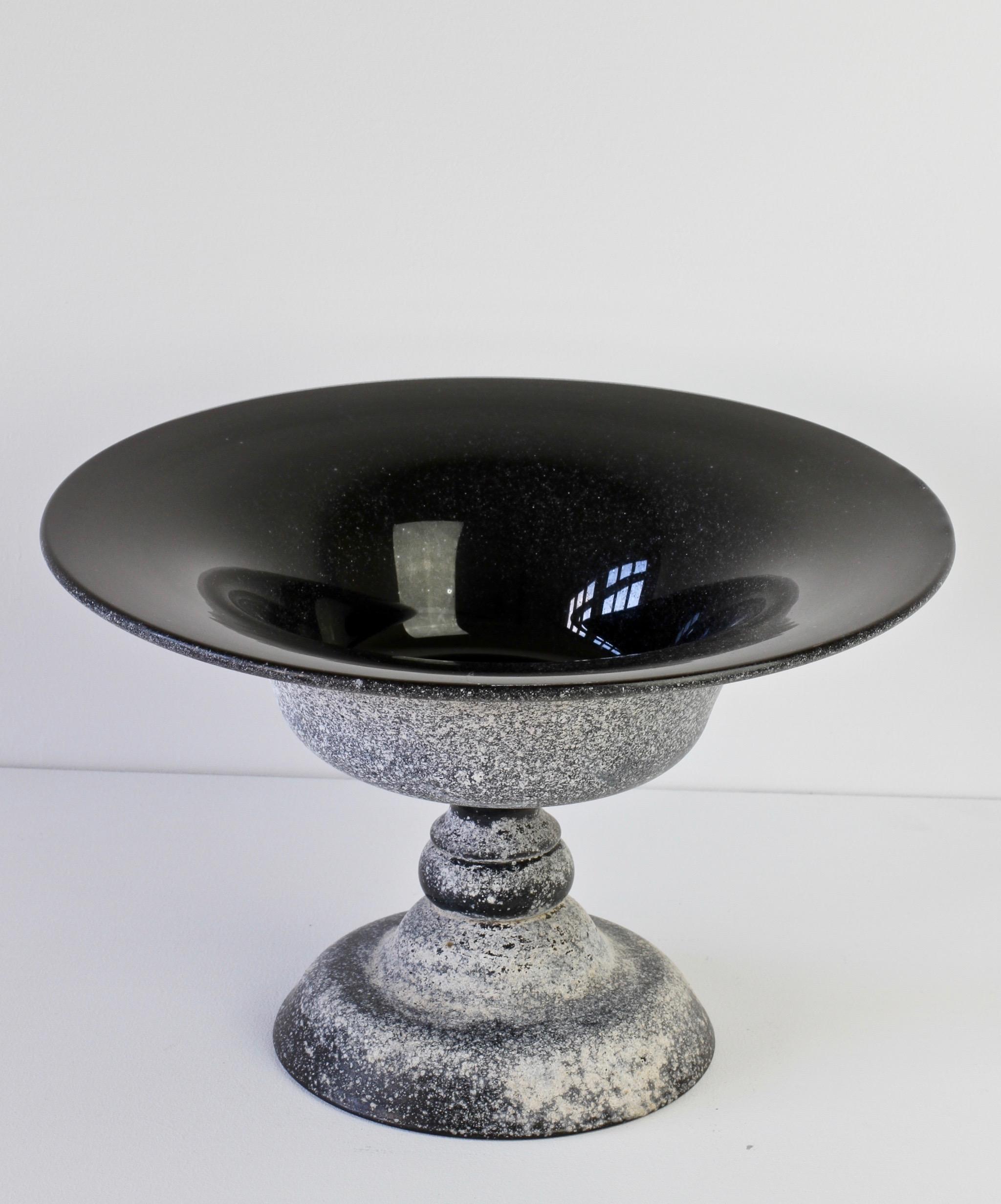 20ième siècle Grande pièce centrale Seguso Black Scavo Murano Glass Bowl des années 1980 en vente
