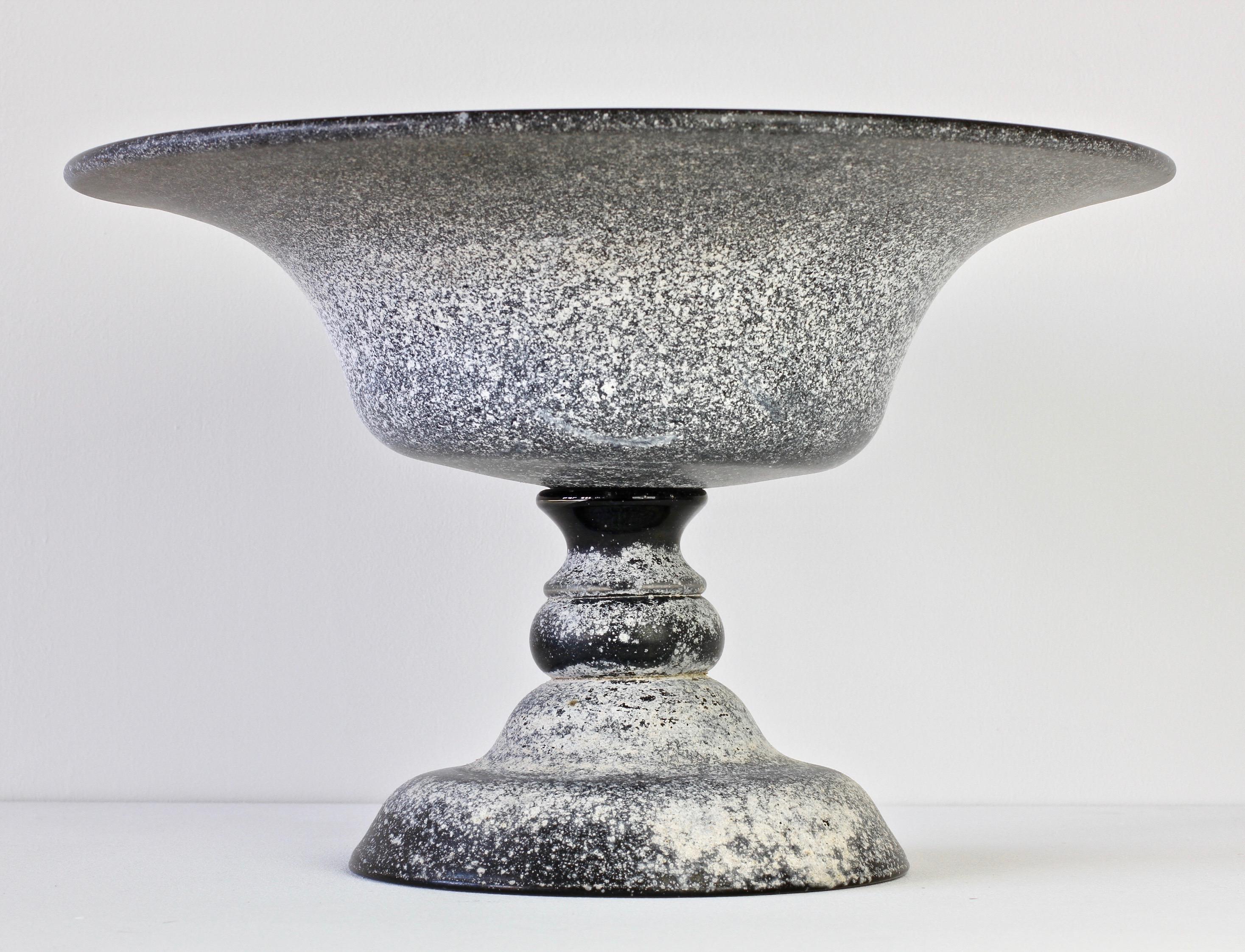 Verre de Murano Grande pièce centrale Seguso Black Scavo Murano Glass Bowl des années 1980 en vente