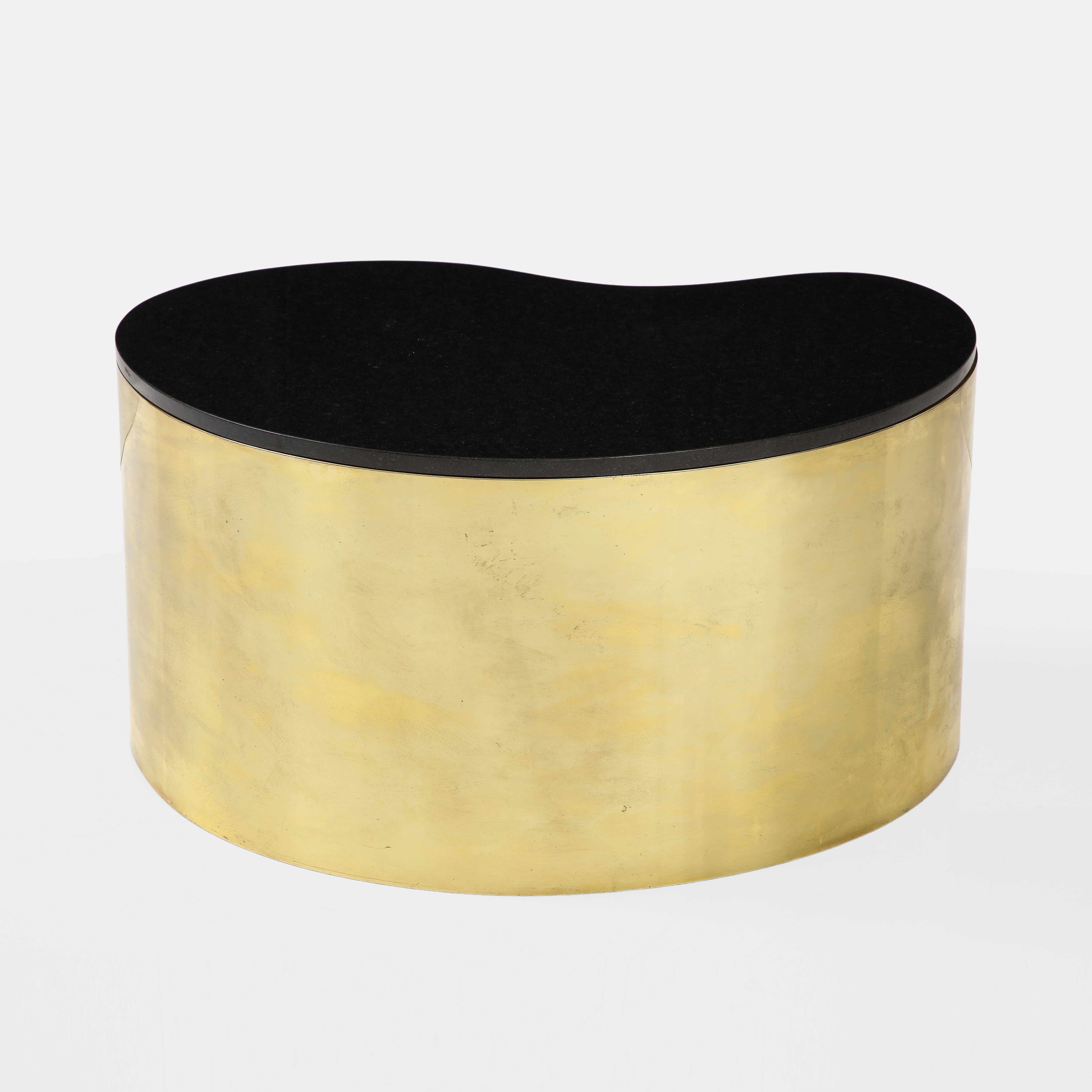 Karl Springer Freeform Coffee Table in Brass and Granite, 1970s In Good Condition For Sale In New York, NY