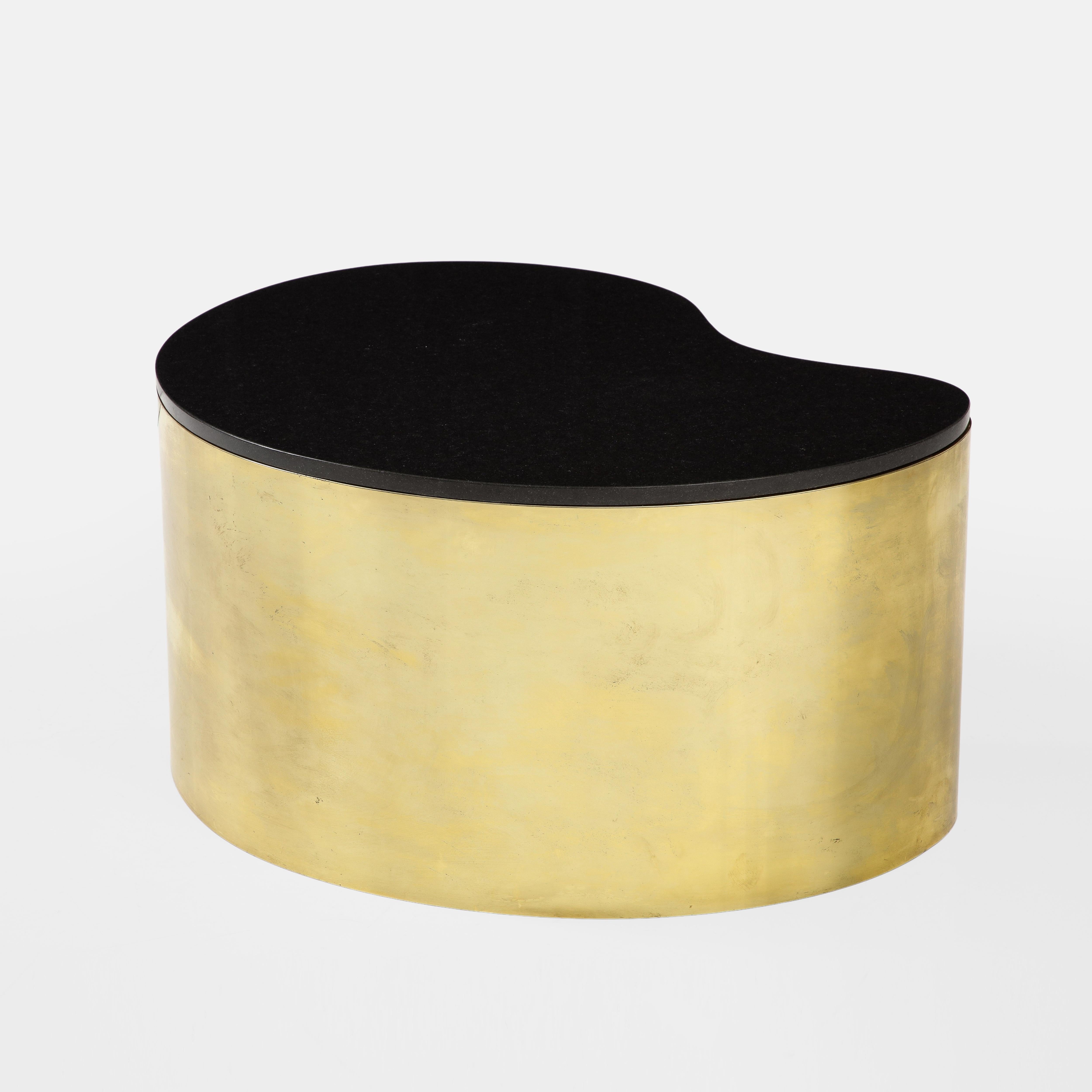 Fin du 20e siècle Table basse Freeform en laiton et plateau en granit noir, Karl Springer, 1970 en vente