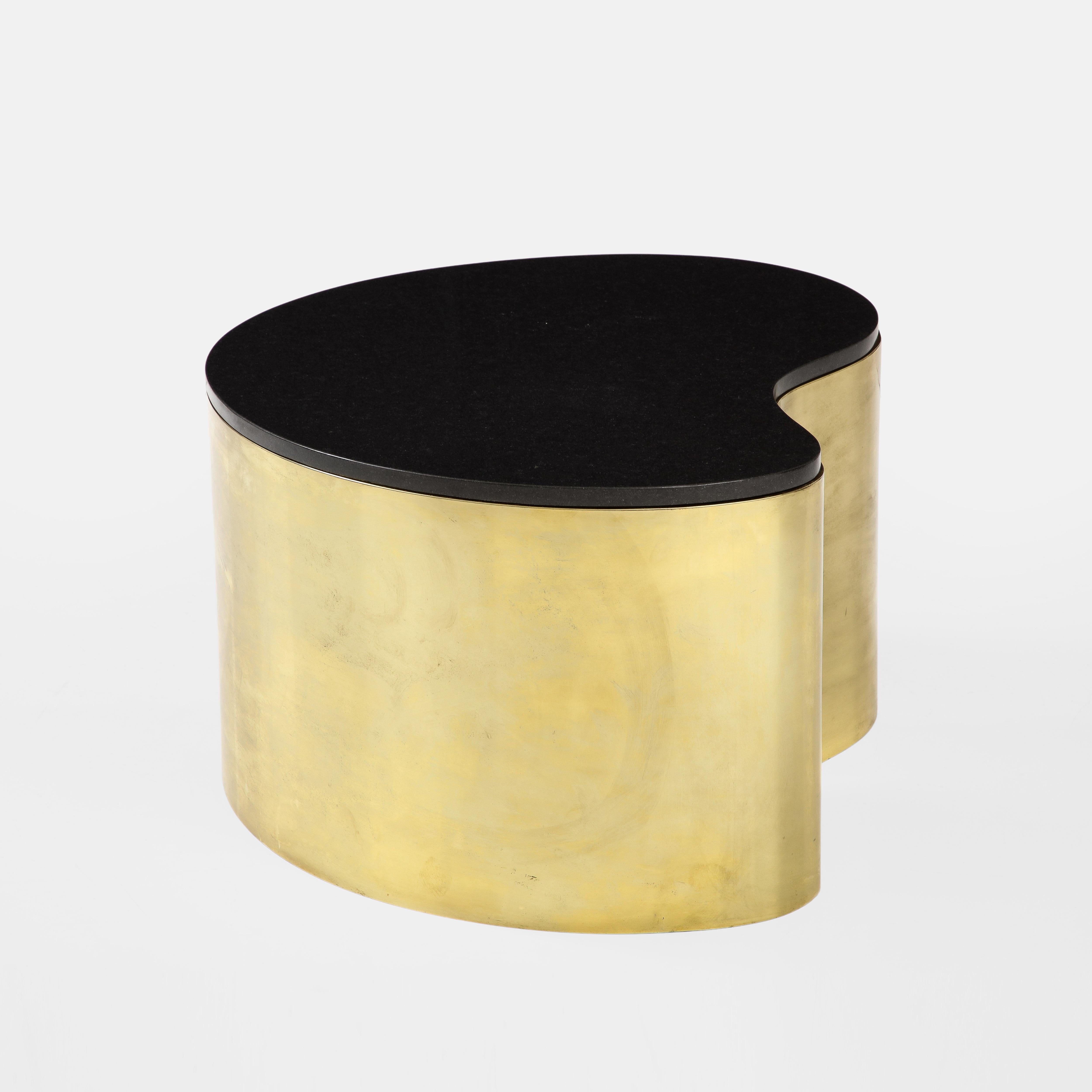 Granit Table basse Freeform en laiton et plateau en granit noir, Karl Springer, 1970 en vente