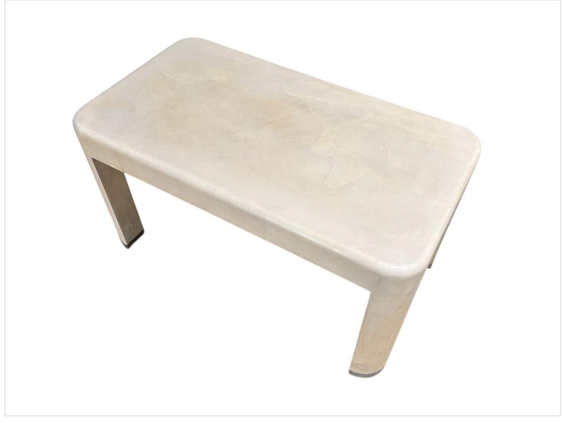 Table basse en peau de chèvre Karl Springer, datée de 1977. Original avec des capuchons chromés sur les pieds,
Mesure 22