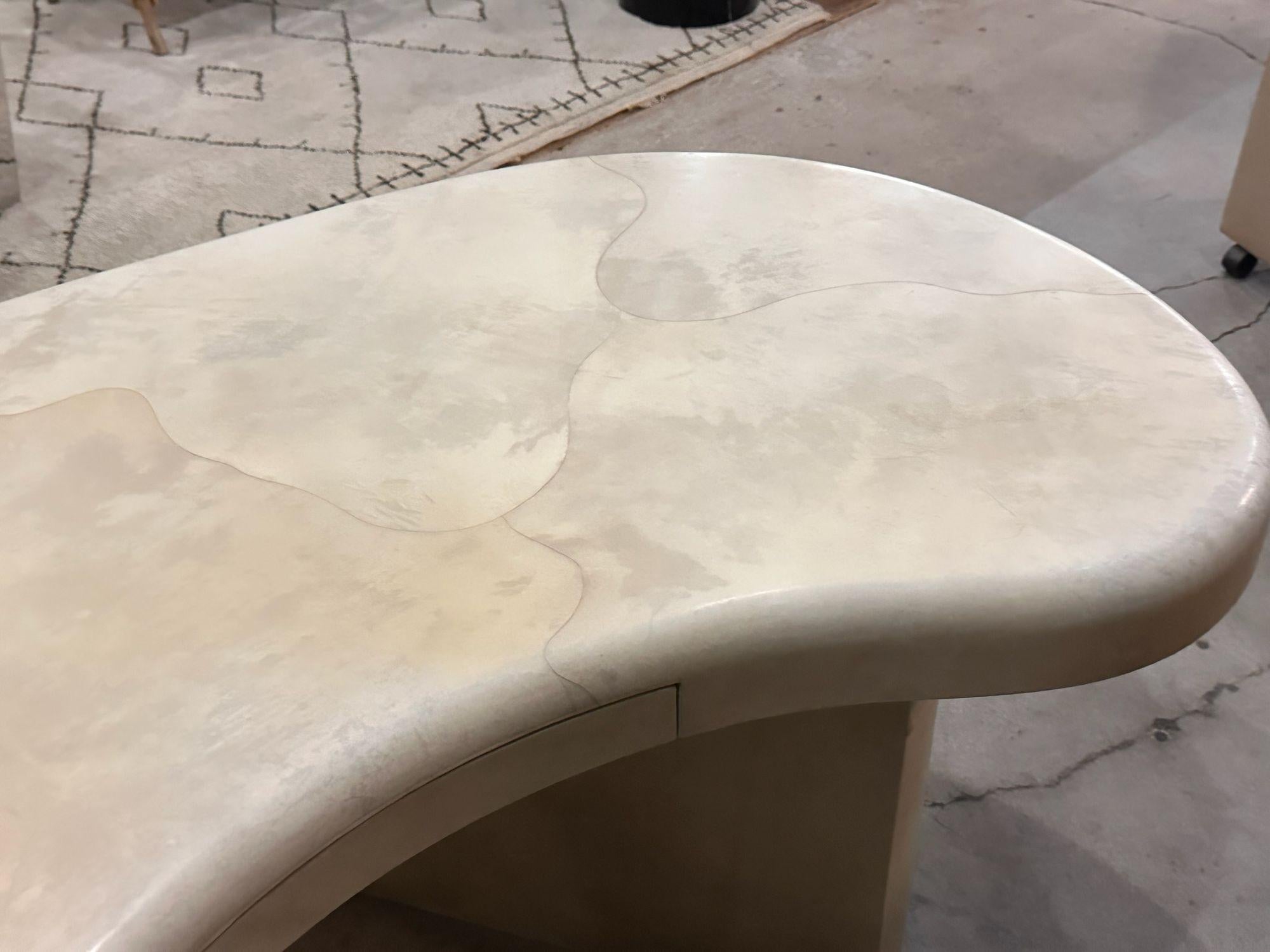 Karl Springer Goatskin Freeform Desk, 1988 Bon état - En vente à Chicago, IL
