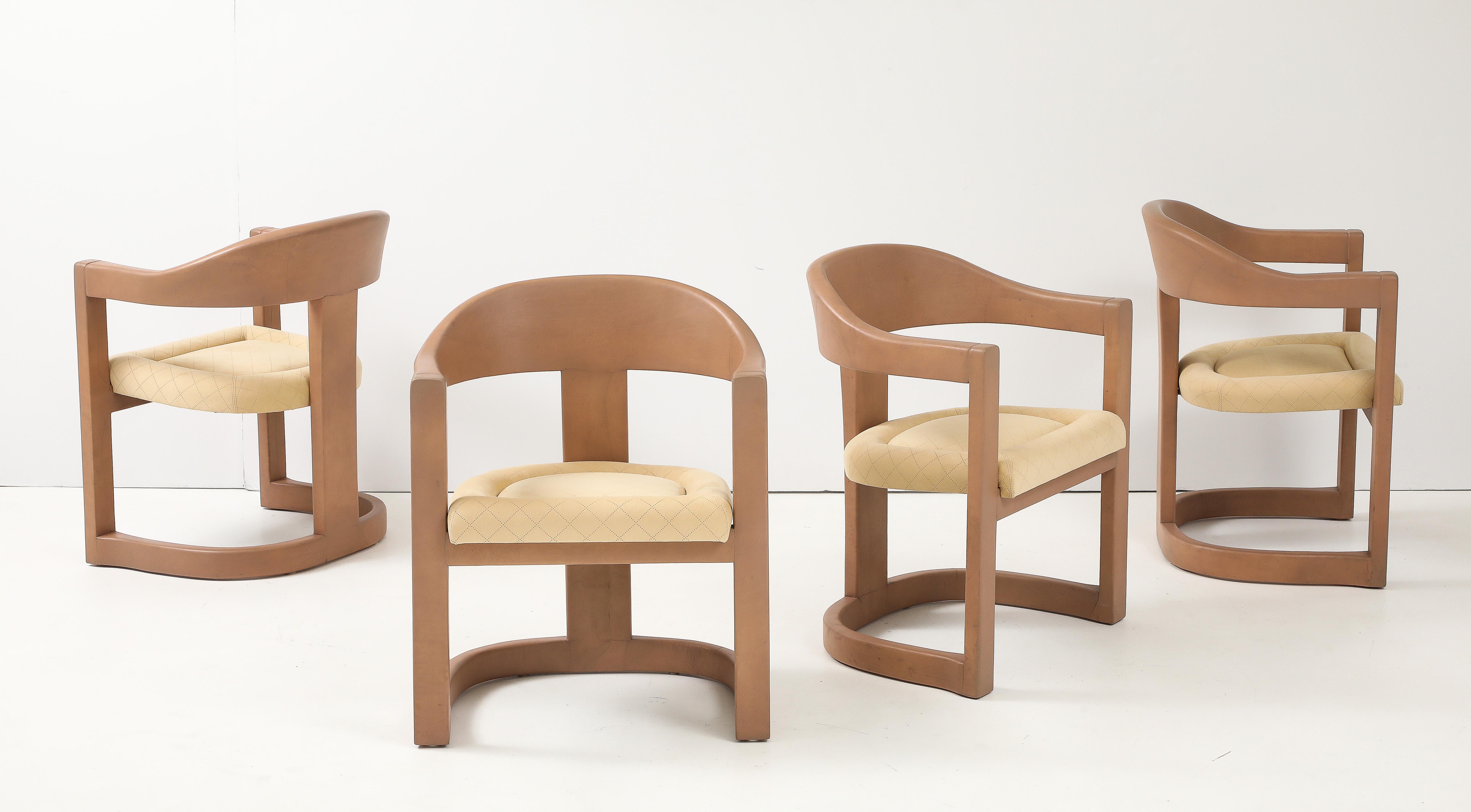 Incredibile set di 4 poltrone Onassis in pelle di capra su ordinazione di Karl Springer, appena rivestite in tessuto ultra scamosciato, leggermente restaurate con alcuni segni di usura e patina dovuti all'età e all'uso, alcune crepe sulla pelle.  